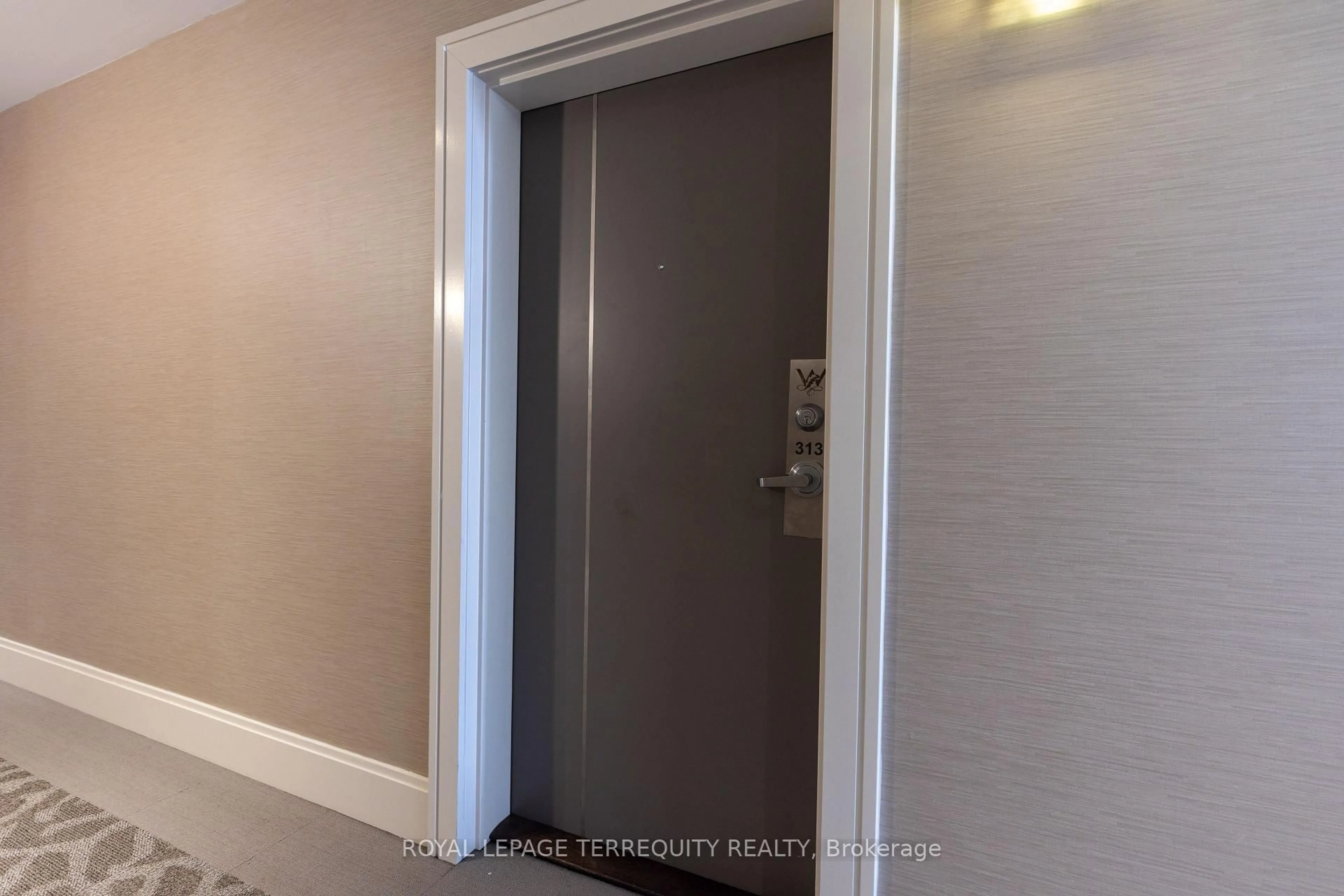 Indoor entryway for 128 Garden Dr #313, Oakville Ontario L6K 0H7
