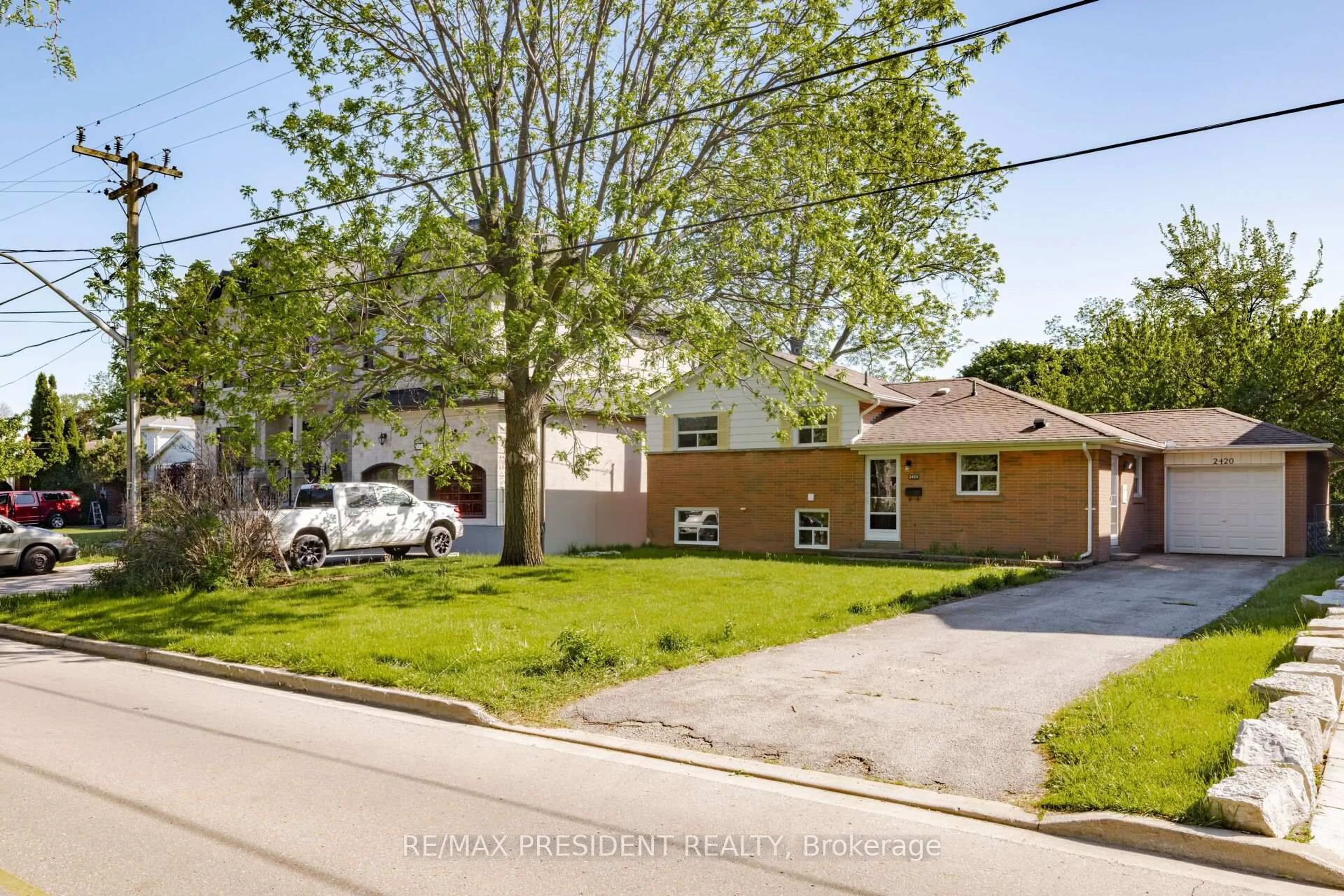 A pic from outside/outdoor area/front of a property/back of a property/a pic from drone, street for 2420 Edenhurst Dr, Mississauga Ontario L5A 2K9