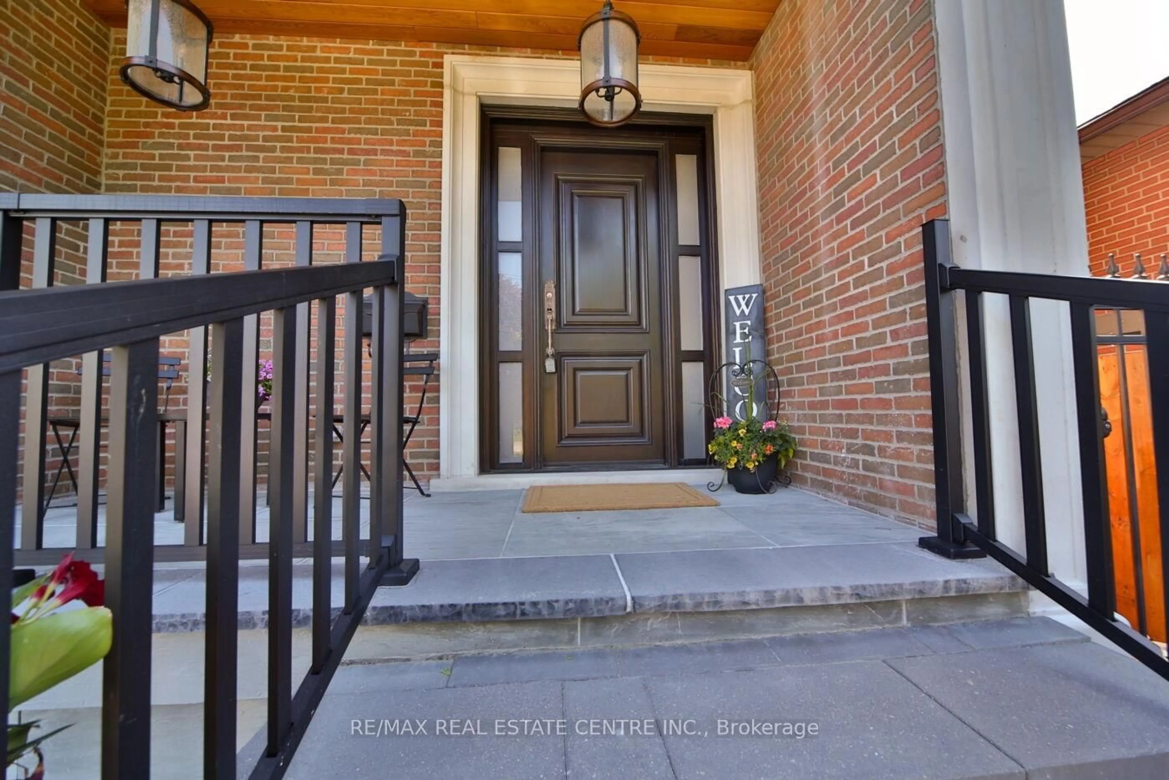 Indoor entryway for 1098 Meredith Ave, Mississauga Ontario L5E 2E1