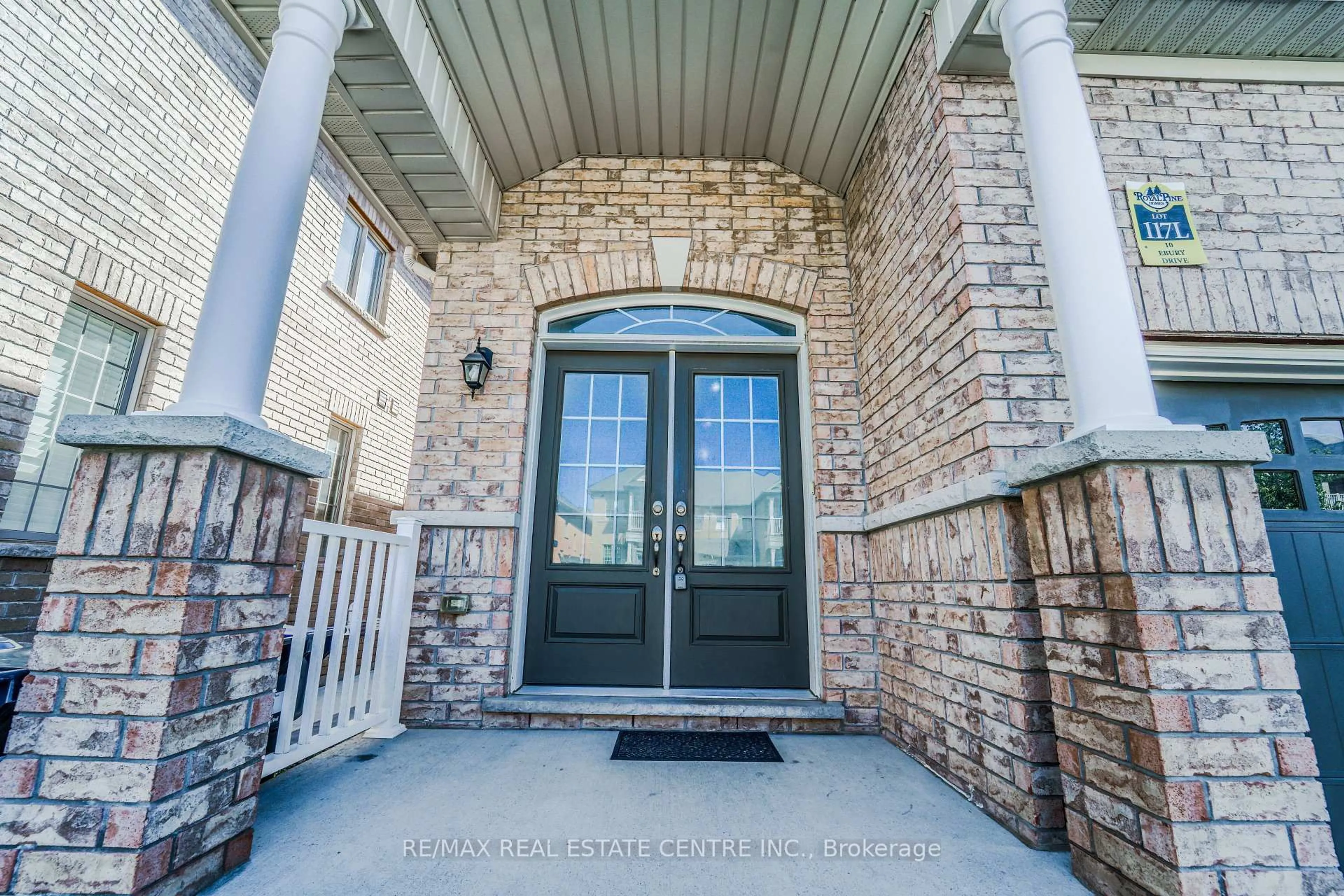 Indoor entryway for 10 Ebury Dr, Brampton Ontario L6X 0Z3
