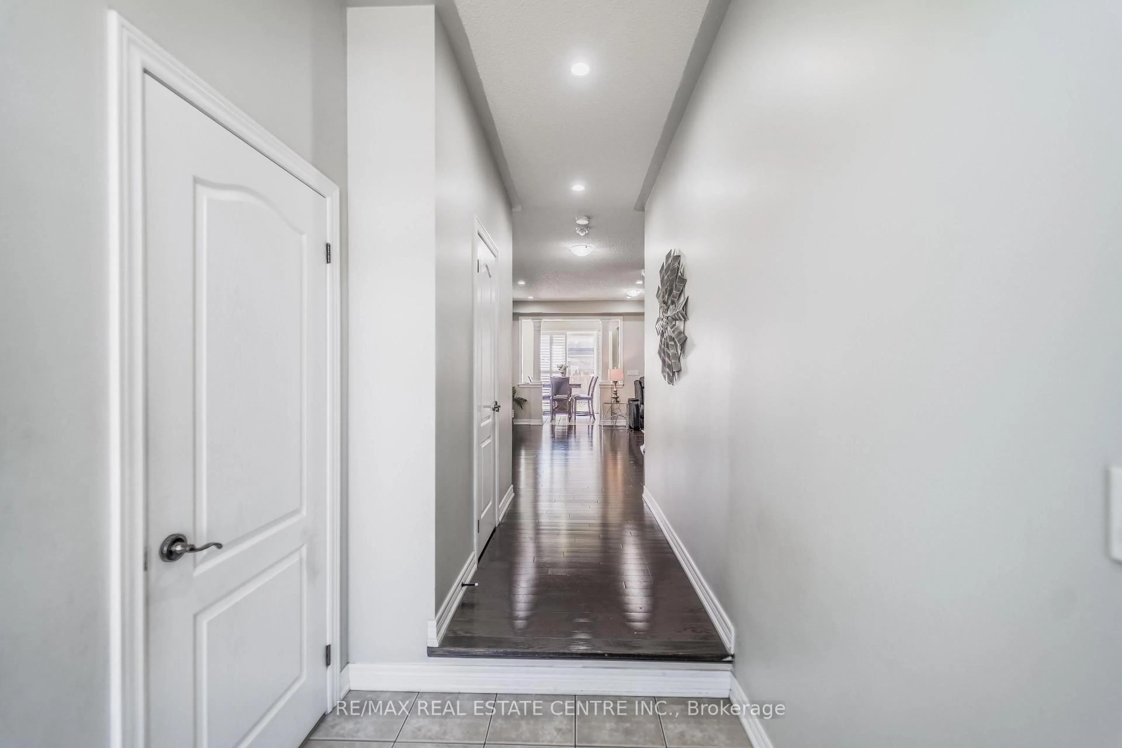 Indoor entryway for 10 Ebury Dr, Brampton Ontario L6X 0Z3