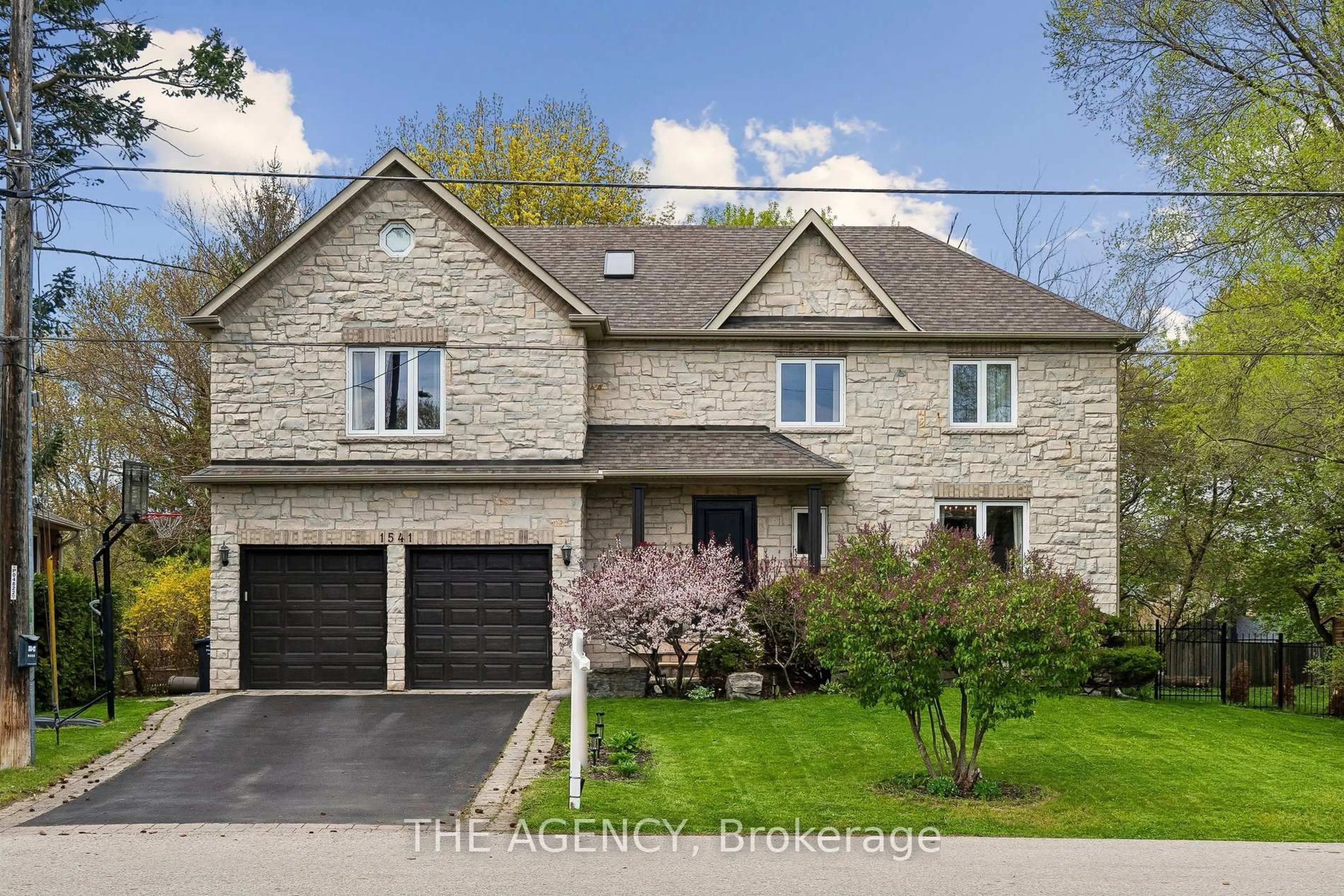 Home with brick exterior material, street for 1541 Garnet Ave, Mississauga Ontario L5G 4C7