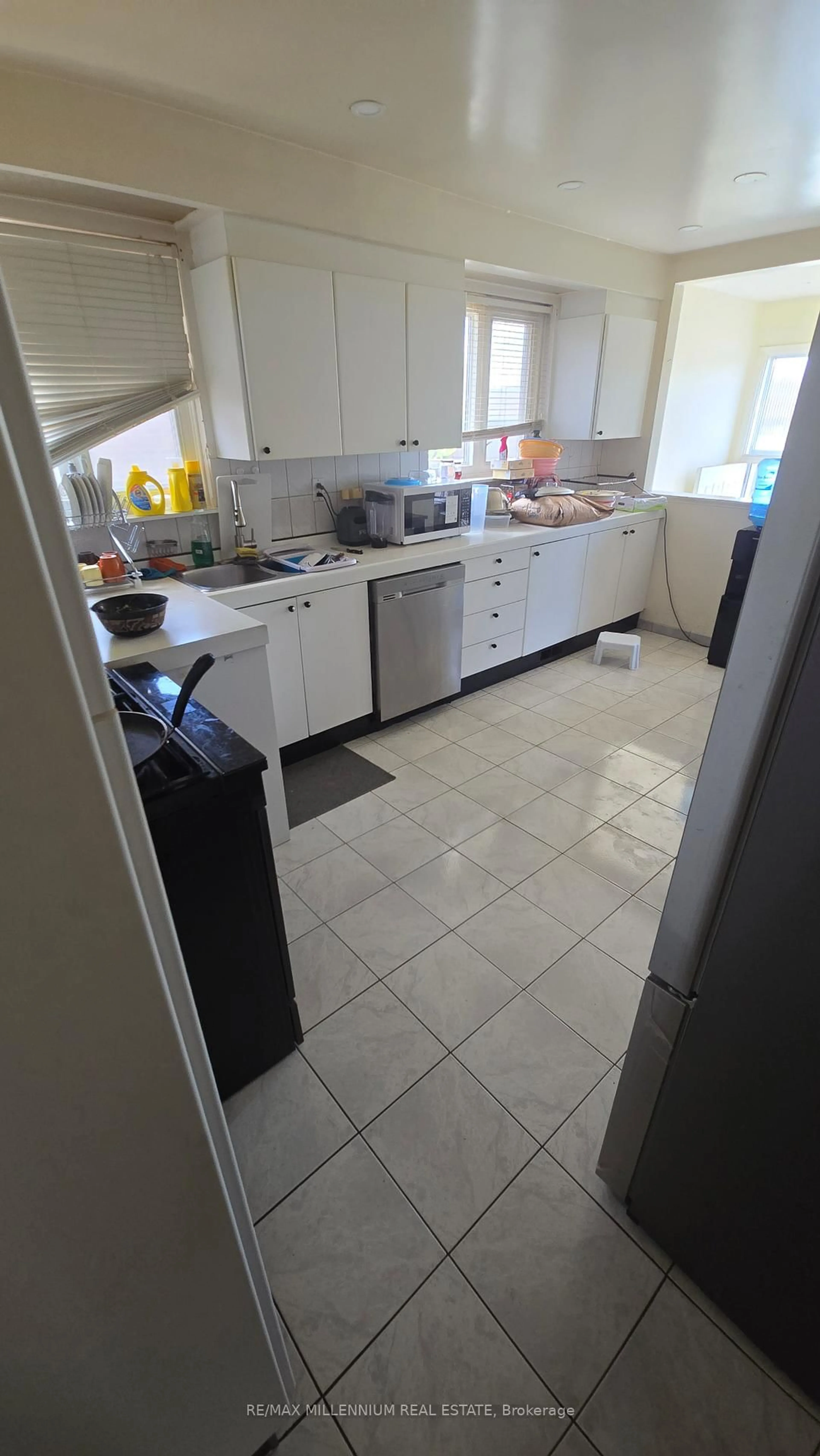 Standard kitchen, ceramic/tile floor for 130 Ardwick Blvd, Toronto Ontario M9M 1W2