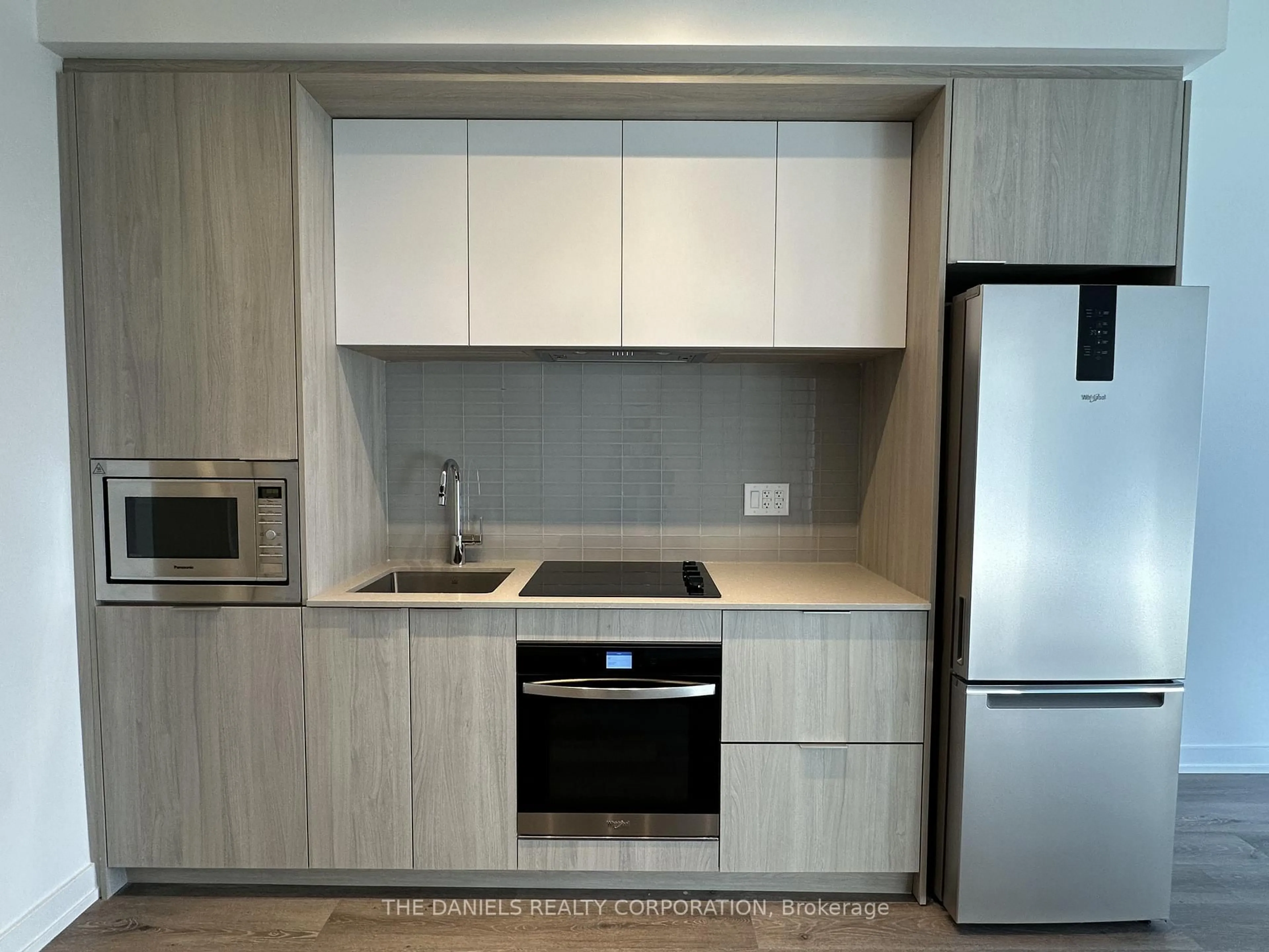 Standard kitchen, wood/laminate floor for 395 Square One Dr #2712, Mississauga Ontario L5B 0P6