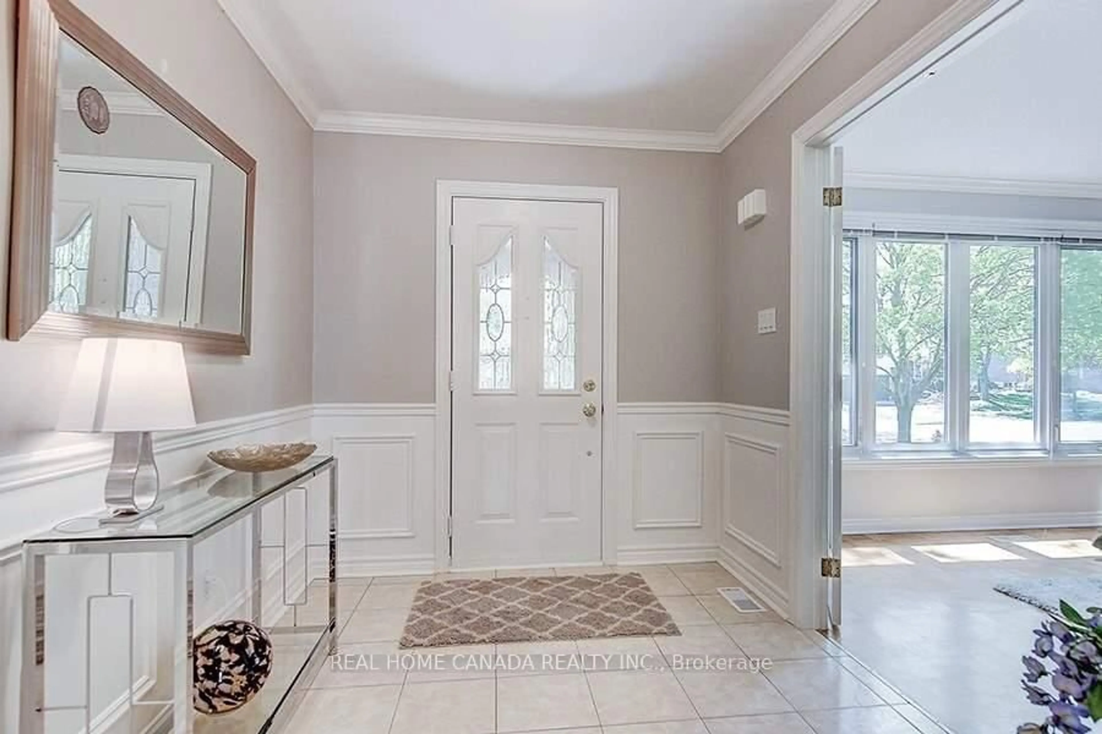 Indoor entryway for 2197 Dunedin Rd, Oakville Ontario L6J 5V2