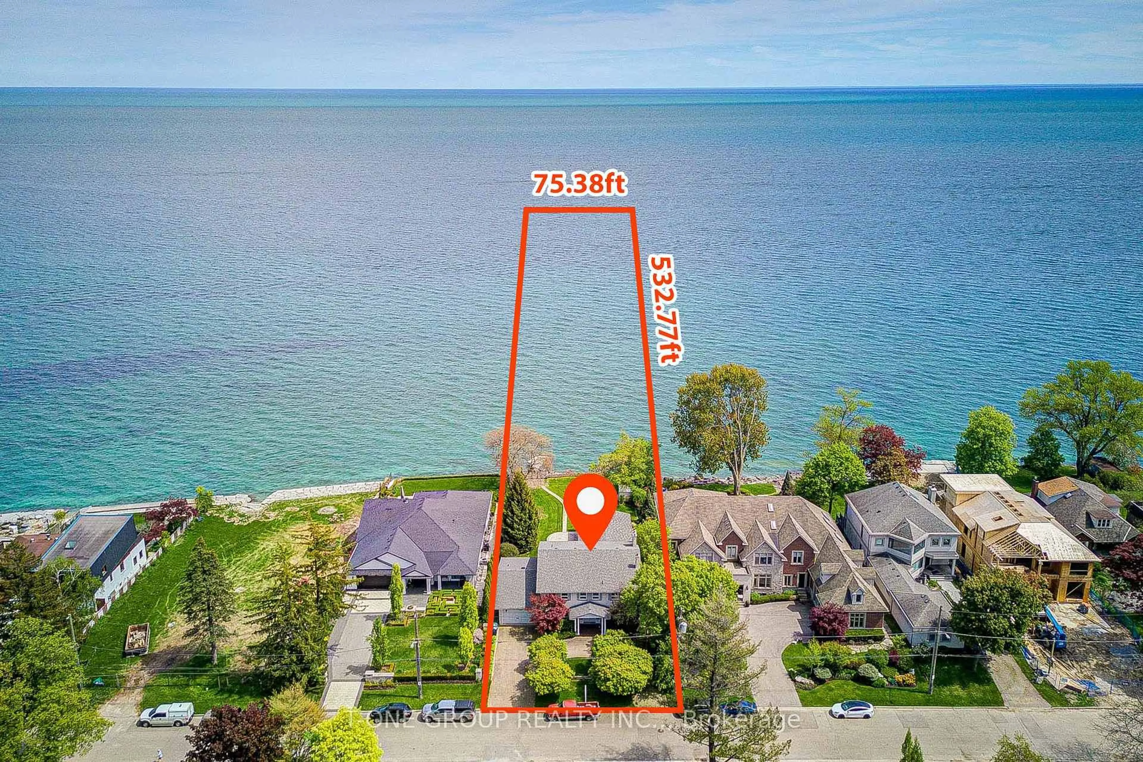A pic from outside/outdoor area/front of a property/back of a property/a pic from drone, water/lake/river/ocean view for 120 Cumberland Dr, Mississauga Ontario L5G 3M8