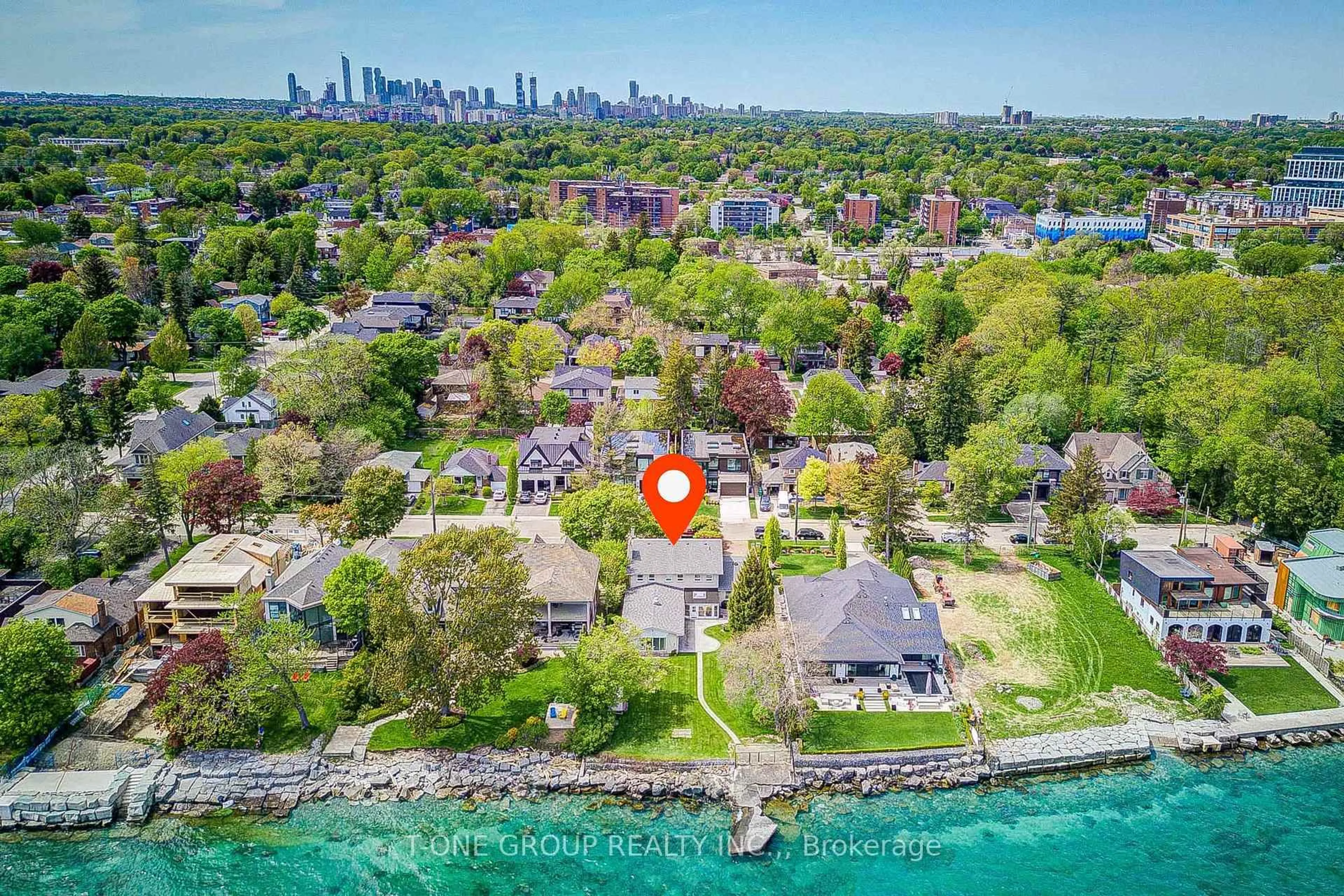 A pic from outside/outdoor area/front of a property/back of a property/a pic from drone, water/lake/river/ocean view for 120 Cumberland Dr, Mississauga Ontario L5G 3M8