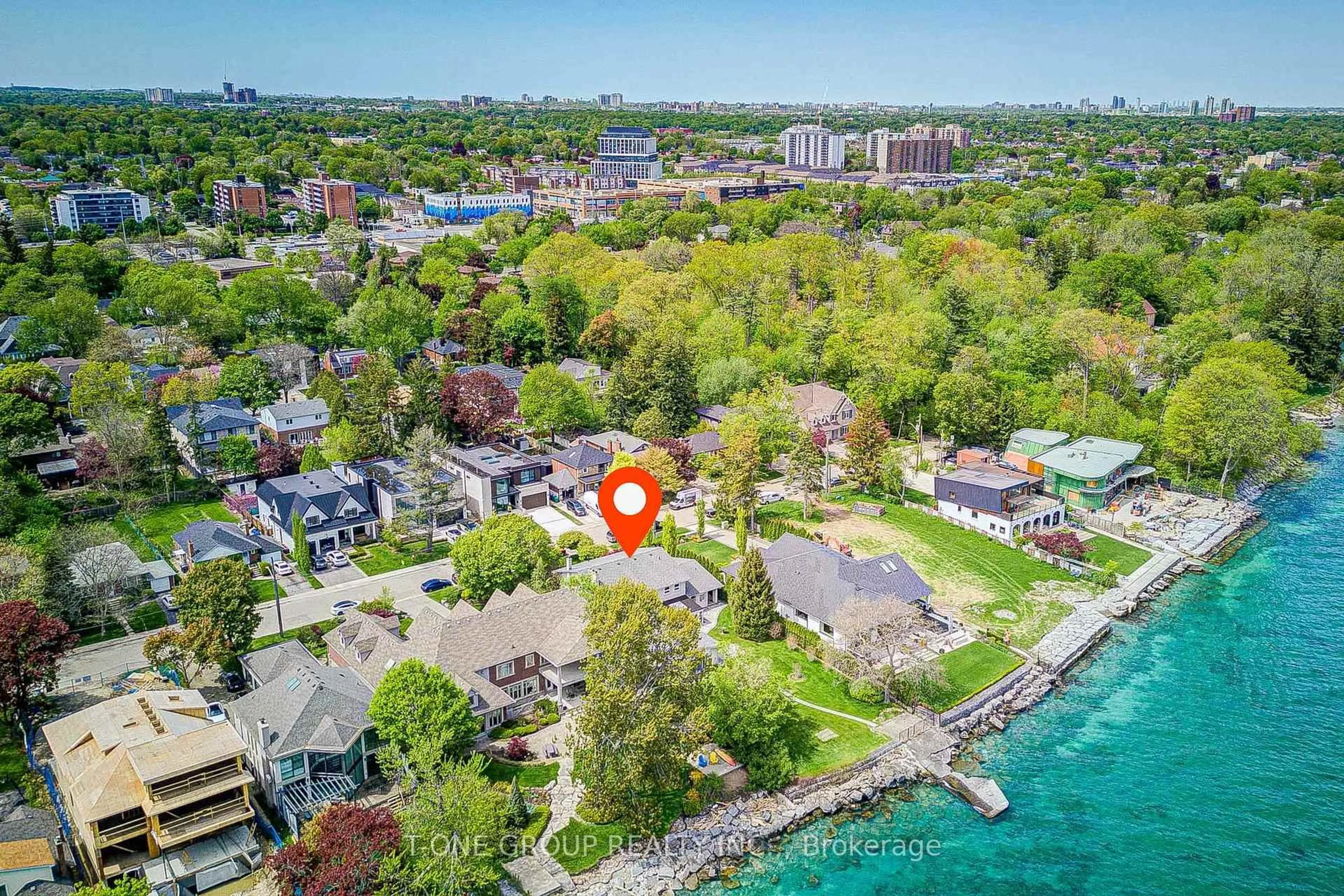 A pic from outside/outdoor area/front of a property/back of a property/a pic from drone, water/lake/river/ocean view for 120 Cumberland Dr, Mississauga Ontario L5G 3M8
