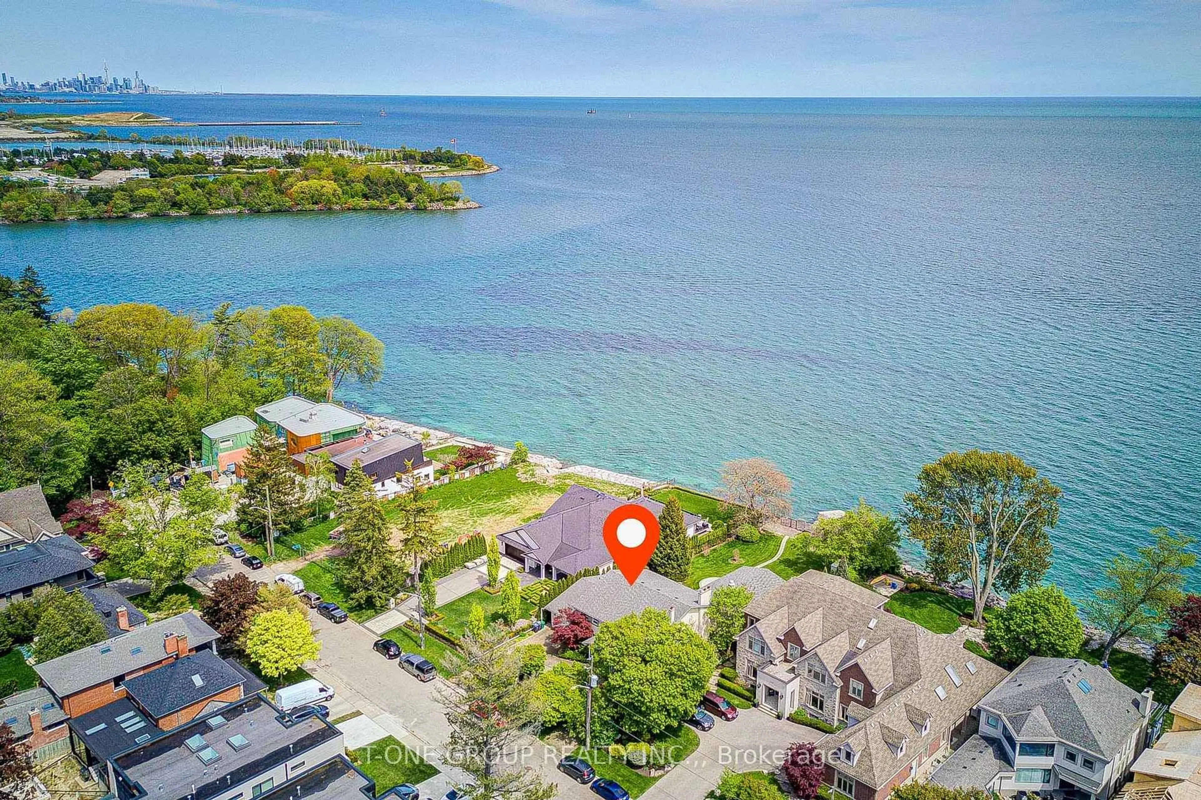 A pic from outside/outdoor area/front of a property/back of a property/a pic from drone, water/lake/river/ocean view for 120 Cumberland Dr, Mississauga Ontario L5G 3M8