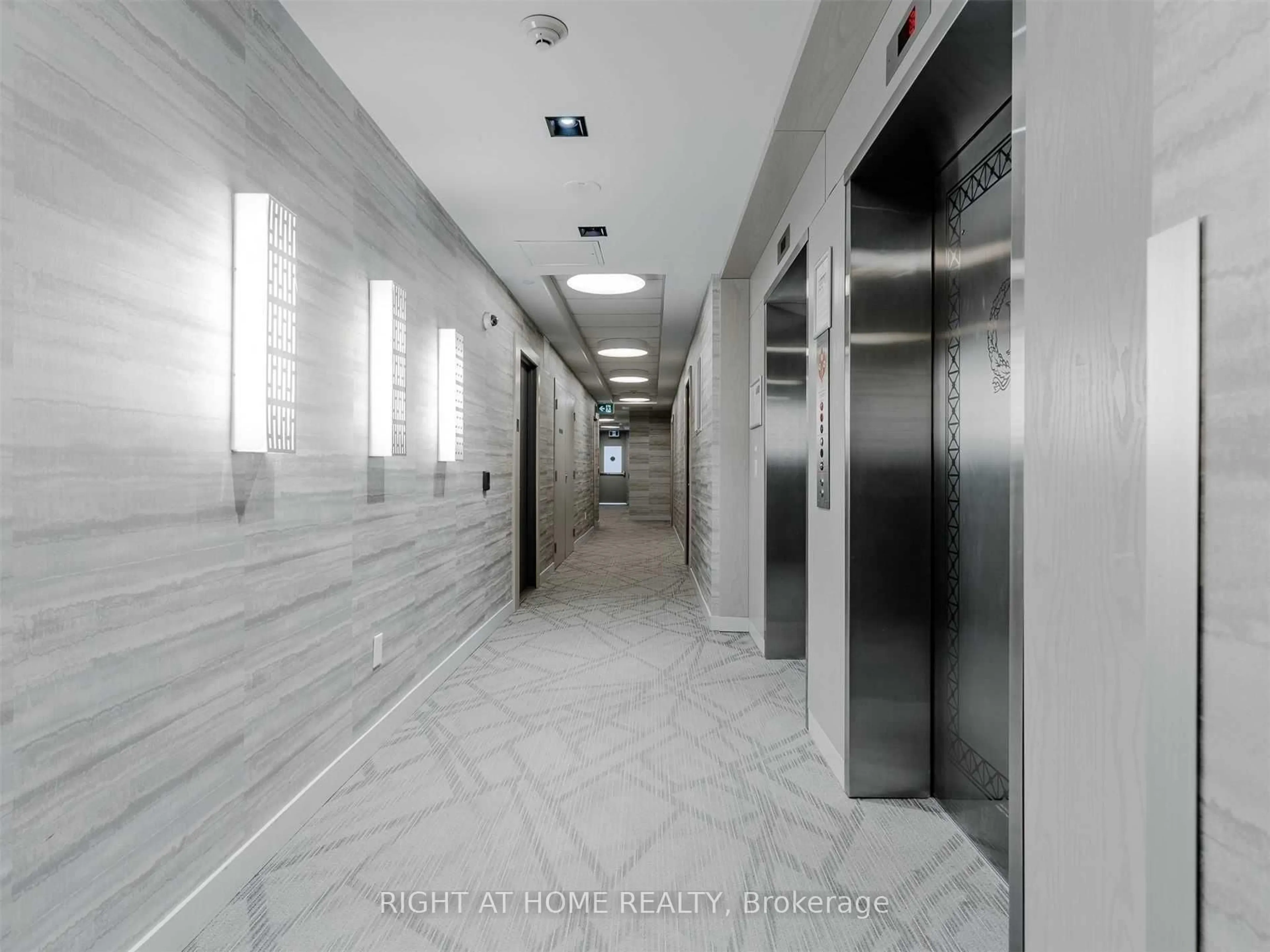 Indoor foyer for 4655 Glen Erin Dr #102, Mississauga Ontario L5M 0Z1