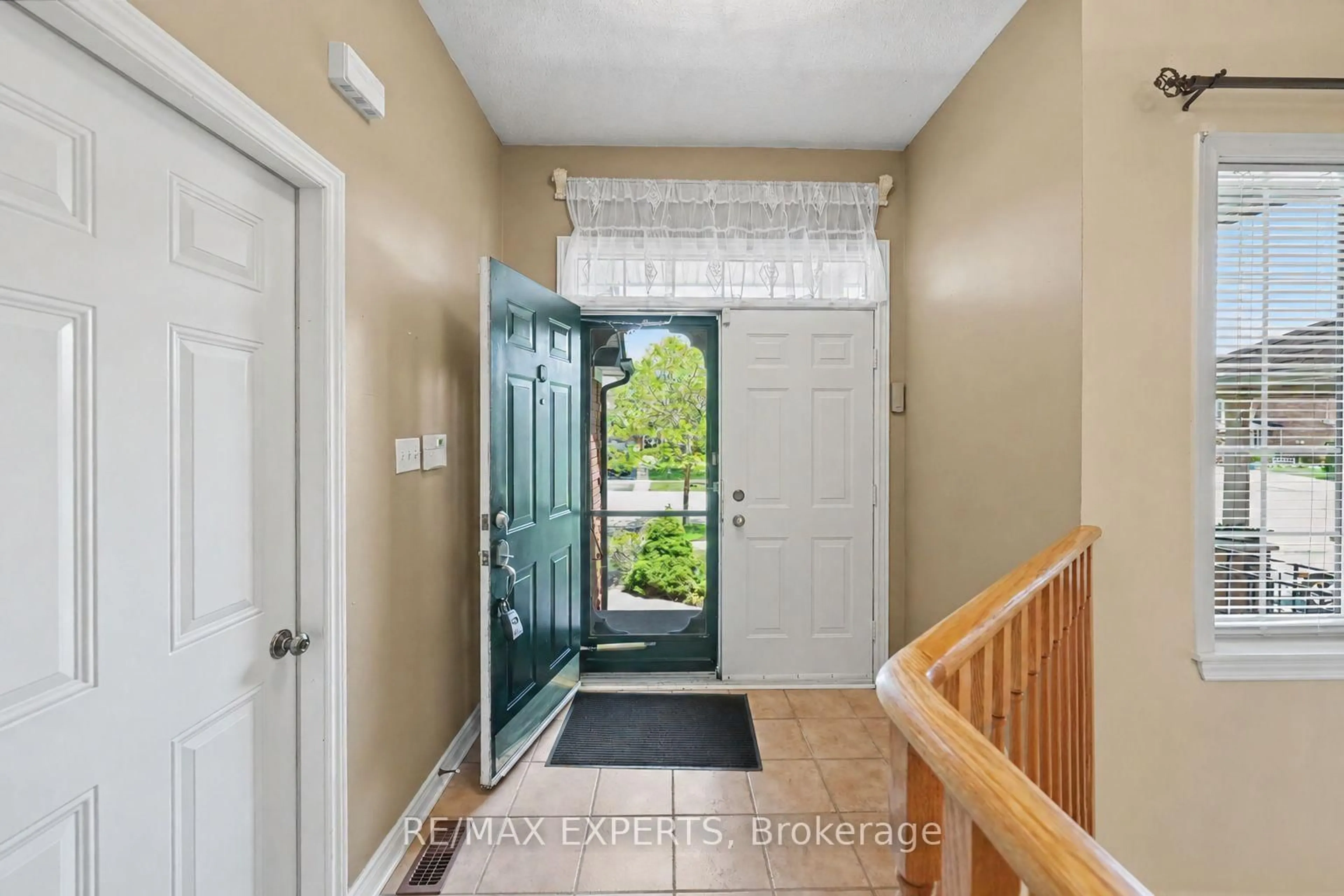 Indoor entryway for 115 Harvest Moon Dr, Caledon Ontario L7E 2K7