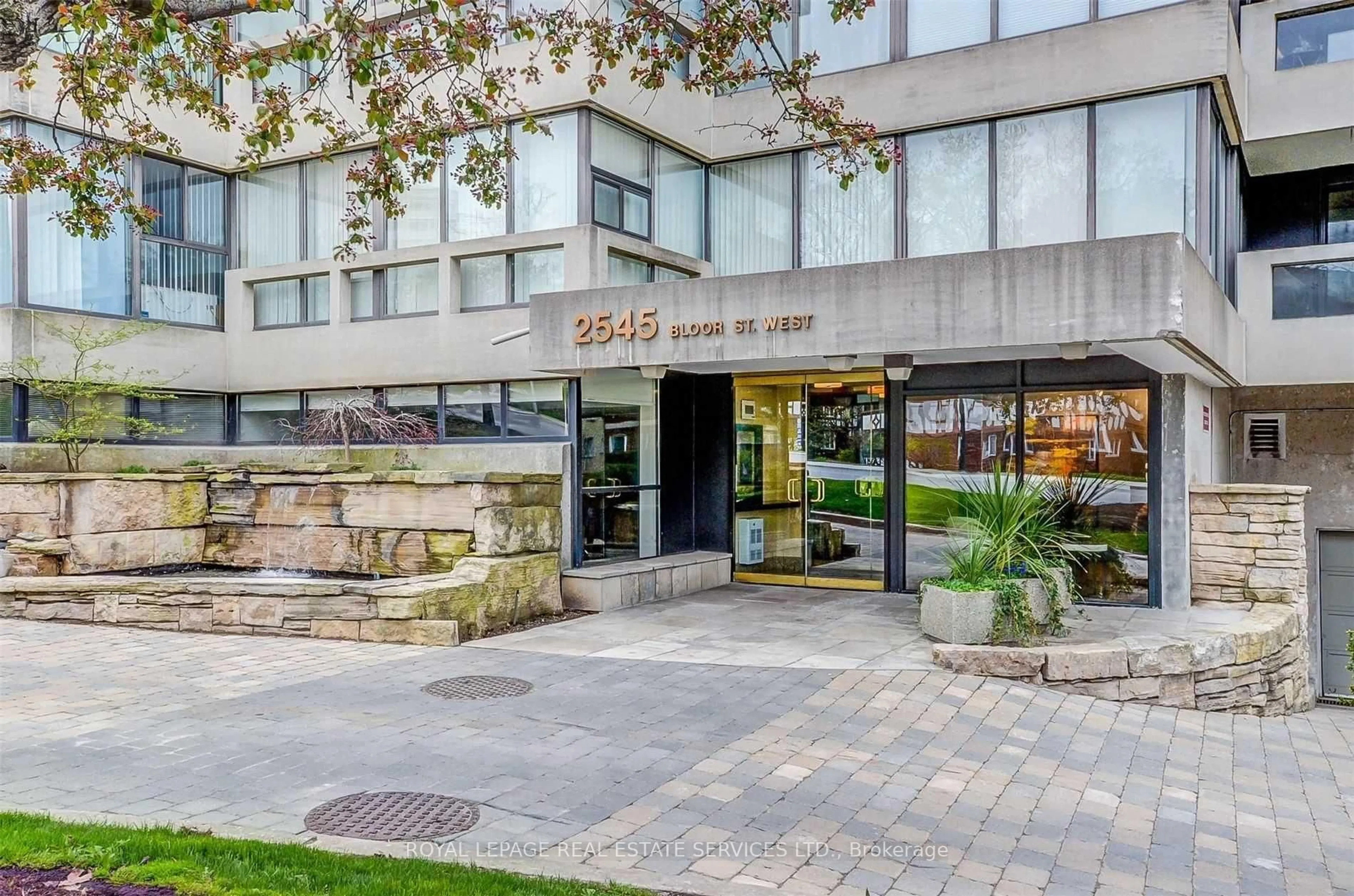 Indoor foyer for 2545 Bloor St #303, Toronto Ontario M6S 1S1