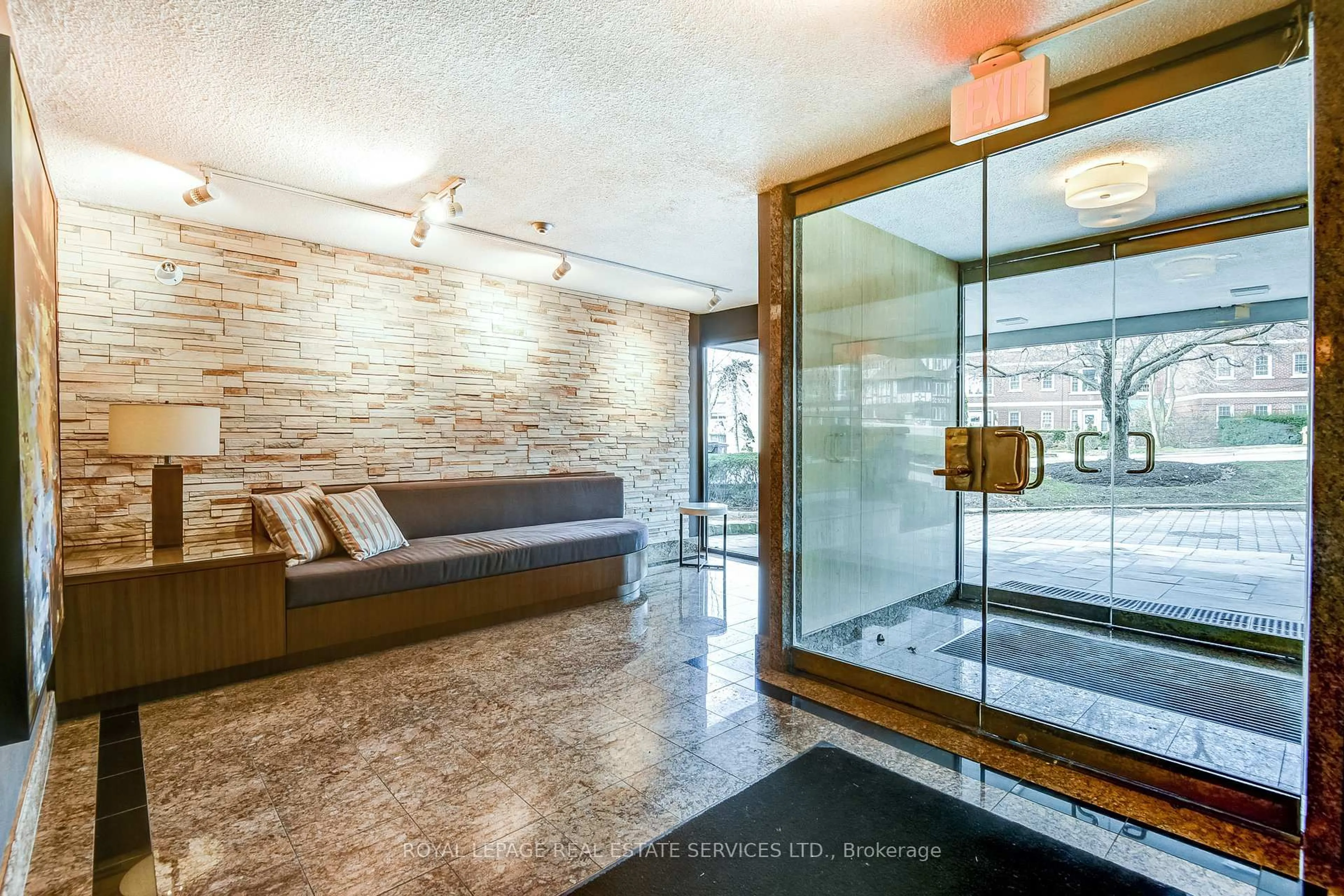 Indoor foyer for 2545 Bloor St #303, Toronto Ontario M6S 1S1
