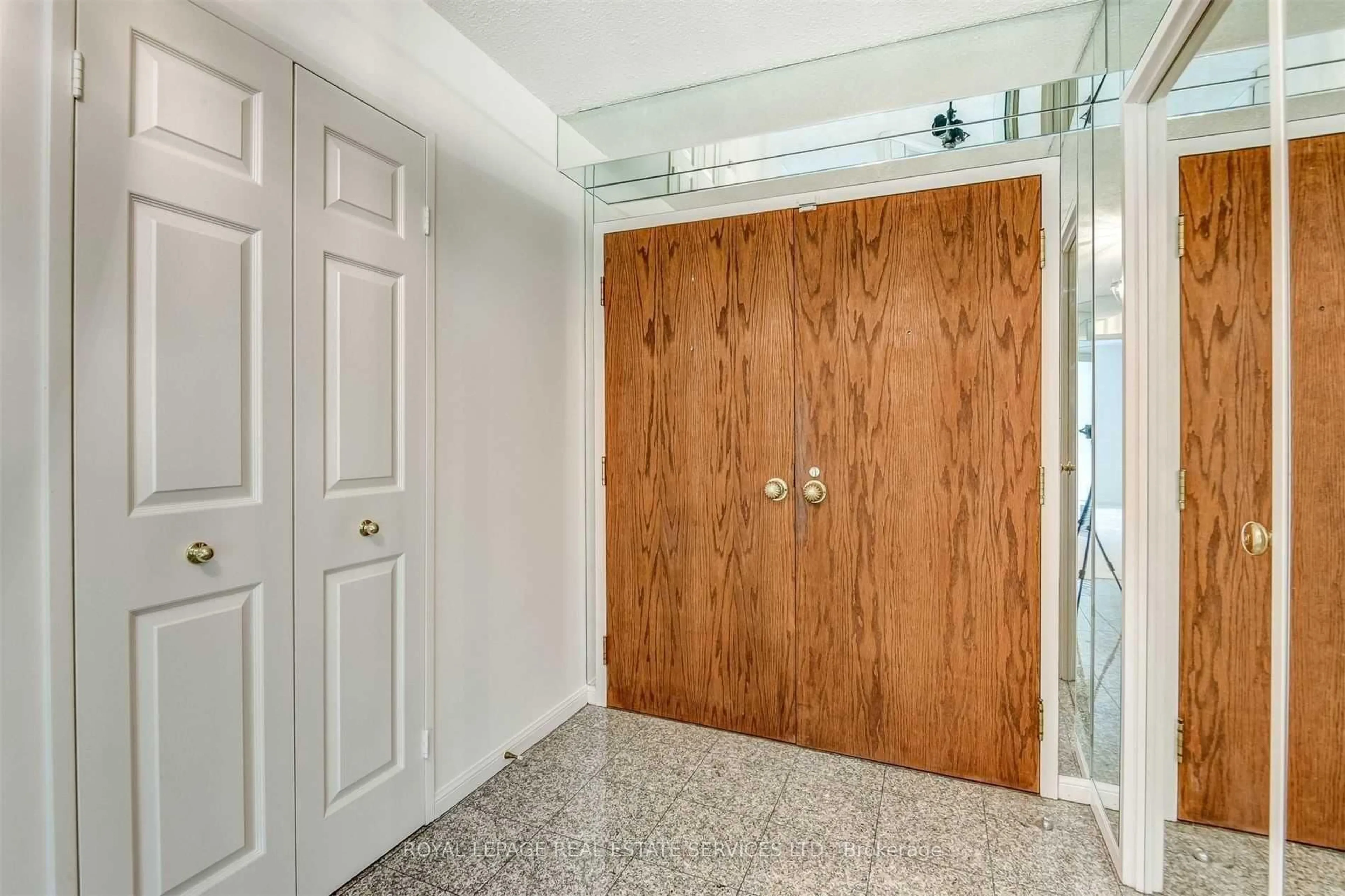 Indoor entryway for 2545 Bloor St #303, Toronto Ontario M6S 1S1
