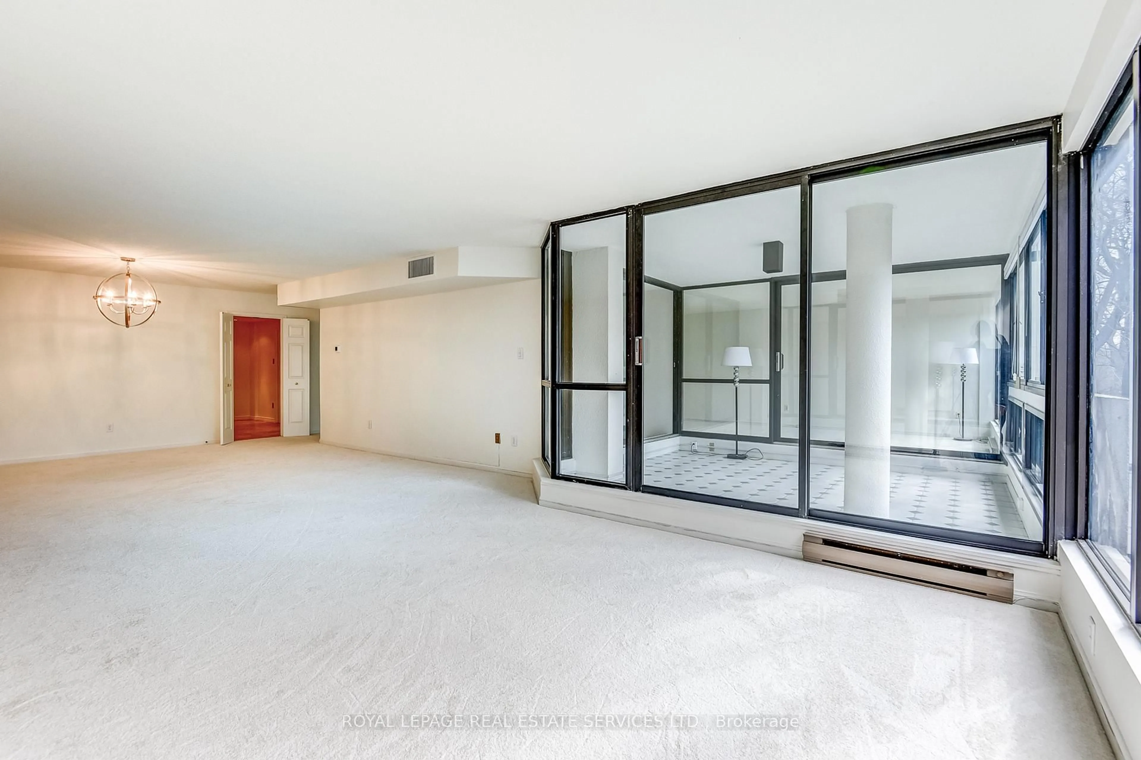 Indoor foyer for 2545 Bloor St #303, Toronto Ontario M6S 1S1