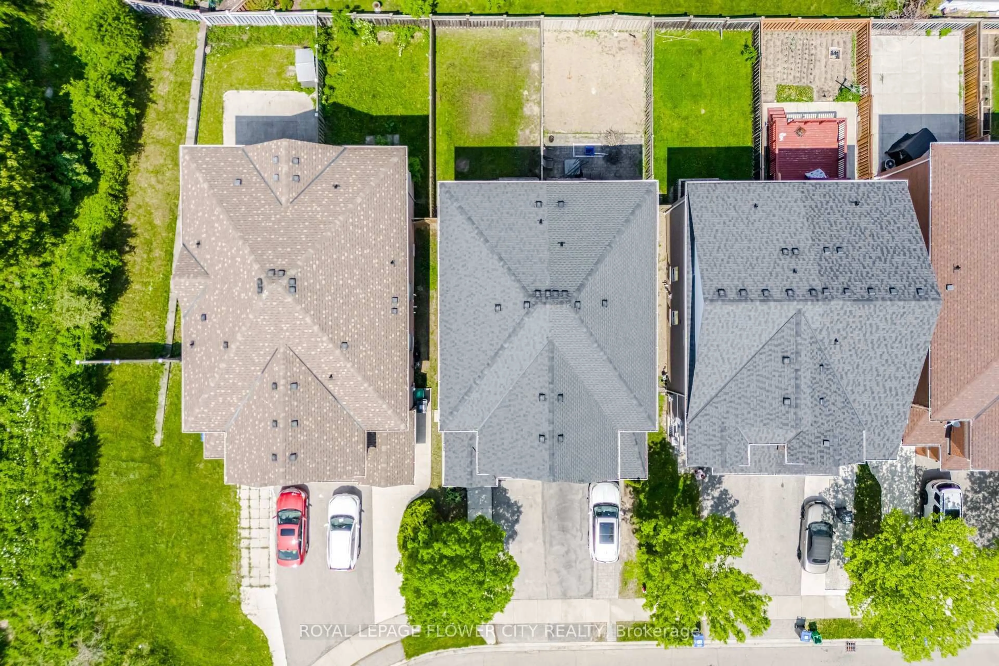 A pic from outside/outdoor area/front of a property/back of a property/a pic from drone, street for 24 Martree Cres, Brampton Ontario L6V 4R3
