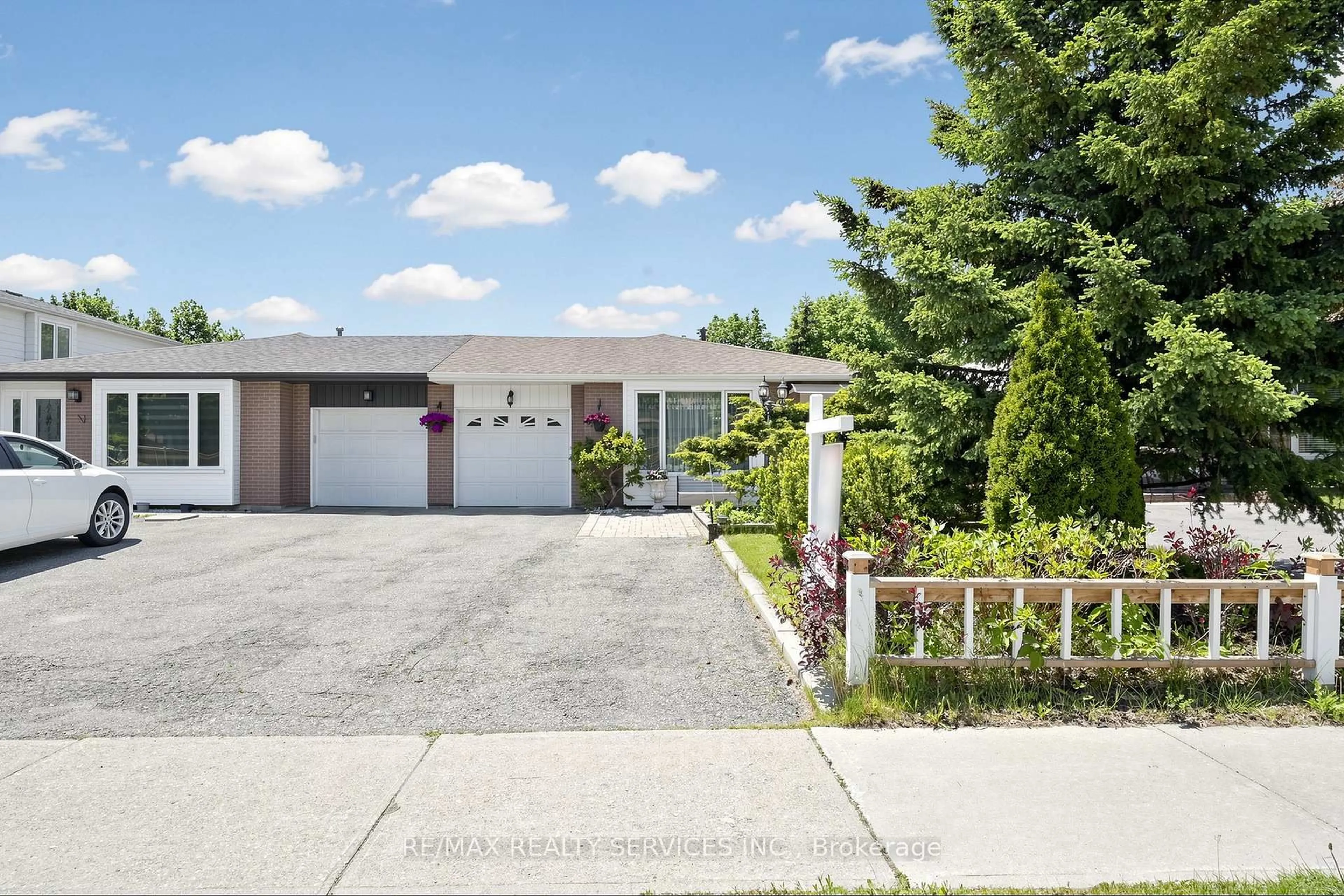 A pic from outside/outdoor area/front of a property/back of a property/a pic from drone, street for 36 Glenvale Blvd, Brampton Ontario L6S 1J1