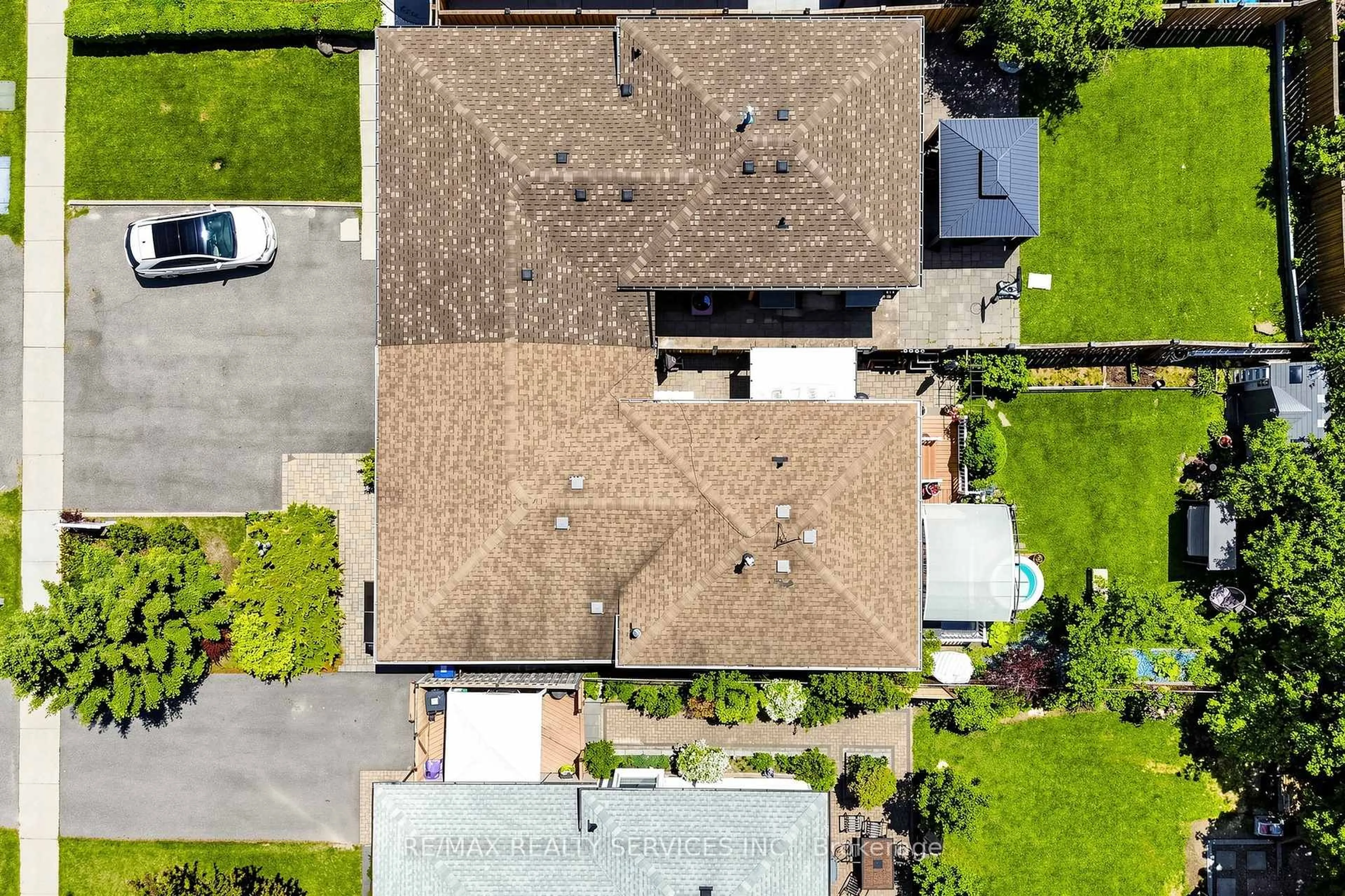 A pic from outside/outdoor area/front of a property/back of a property/a pic from drone, street for 36 Glenvale Blvd, Brampton Ontario L6S 1J1