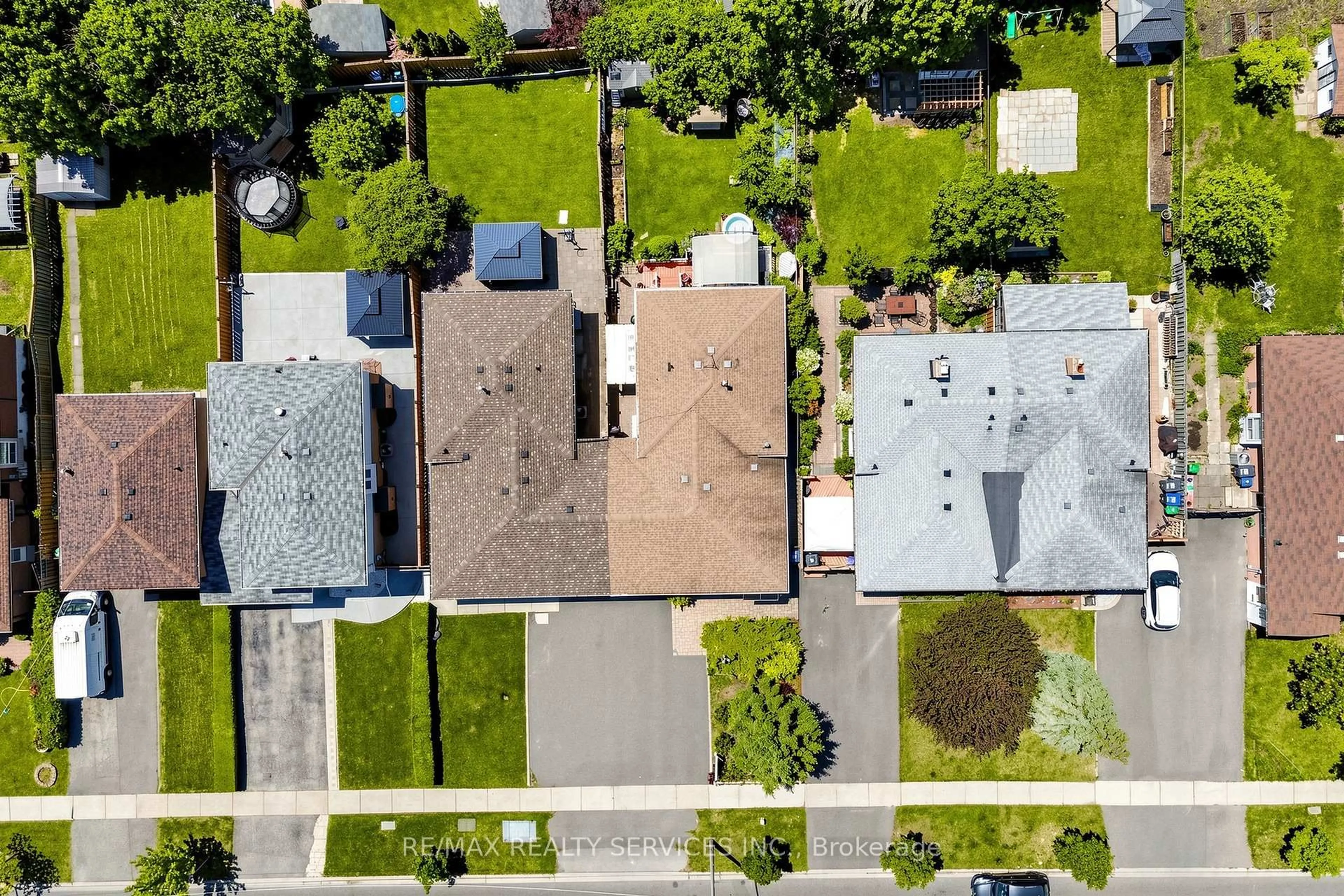 A pic from outside/outdoor area/front of a property/back of a property/a pic from drone, street for 36 Glenvale Blvd, Brampton Ontario L6S 1J1