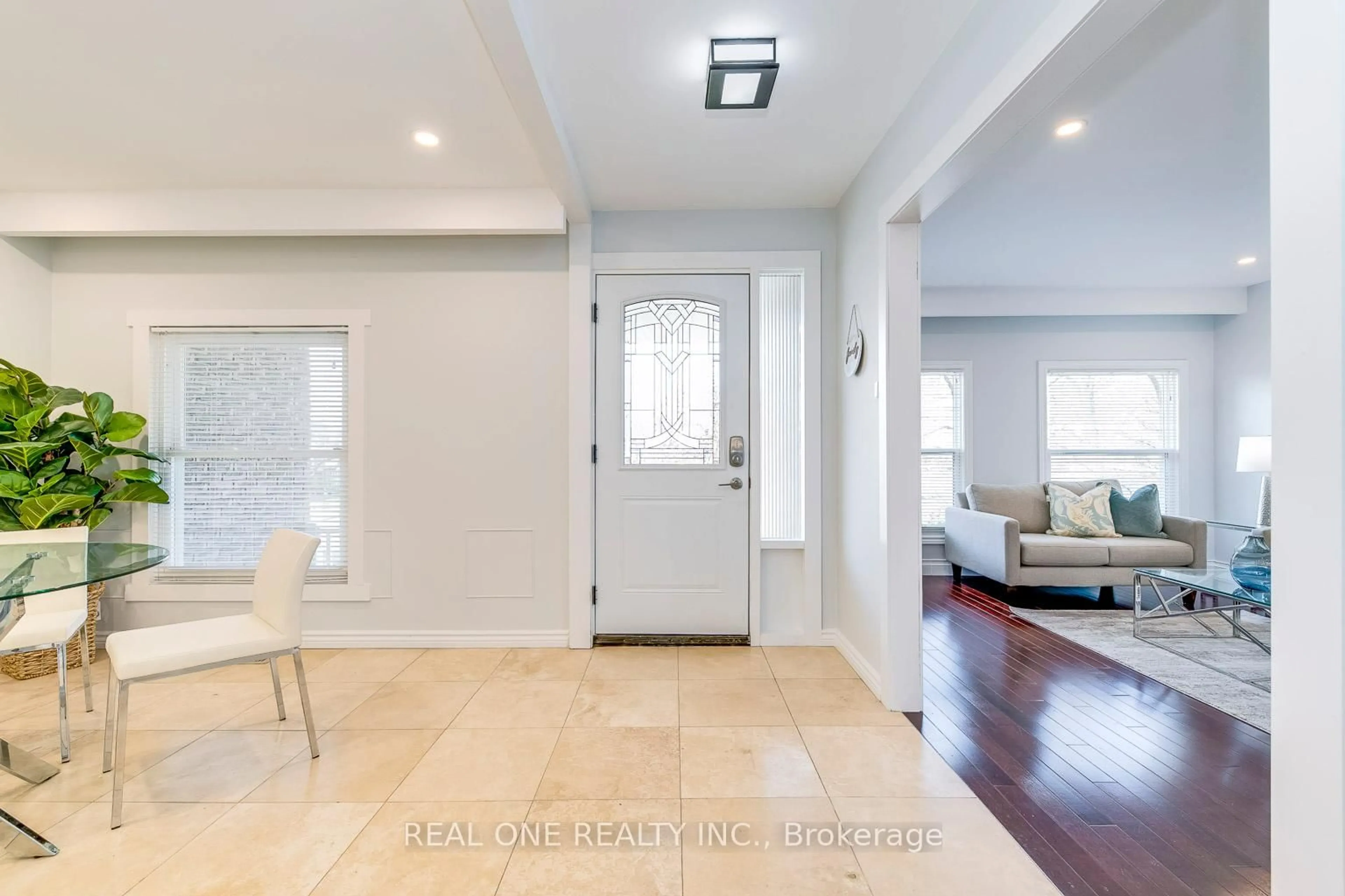 Indoor entryway for 533 Tipperton Cres, Oakville Ontario L6L 5E1