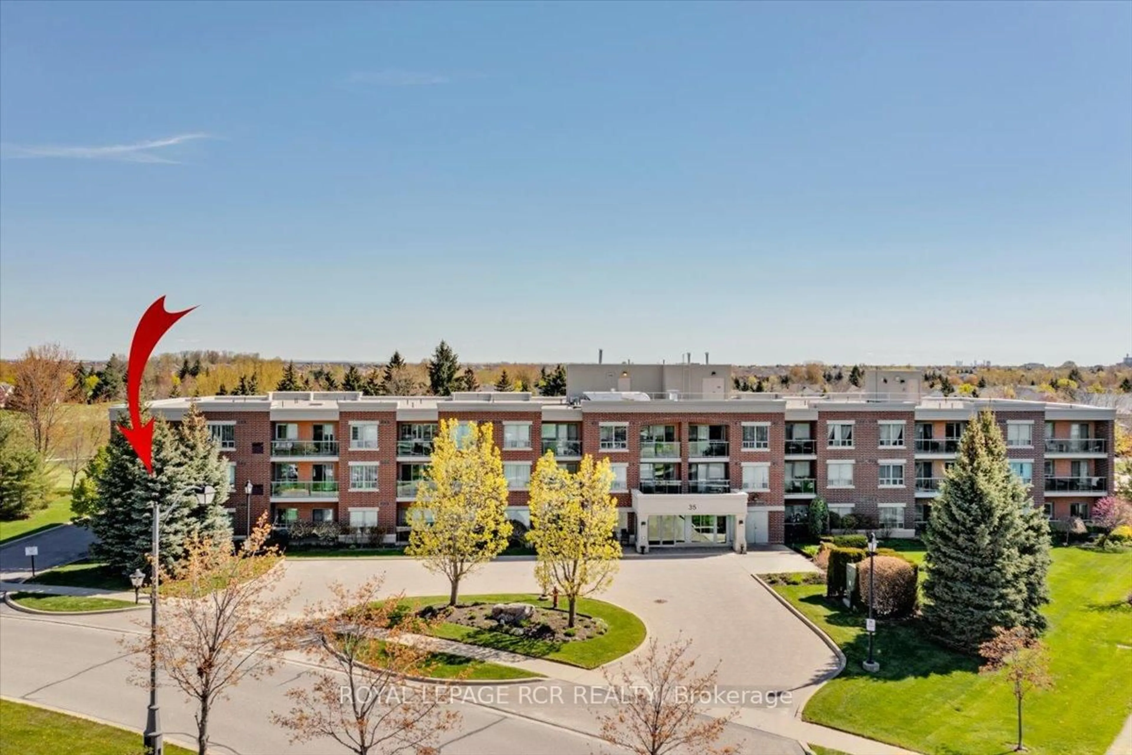 A pic from outside/outdoor area/front of a property/back of a property/a pic from drone, mountain view for 35 Via Rosedale Way #113, Brampton Ontario L6R 3J9