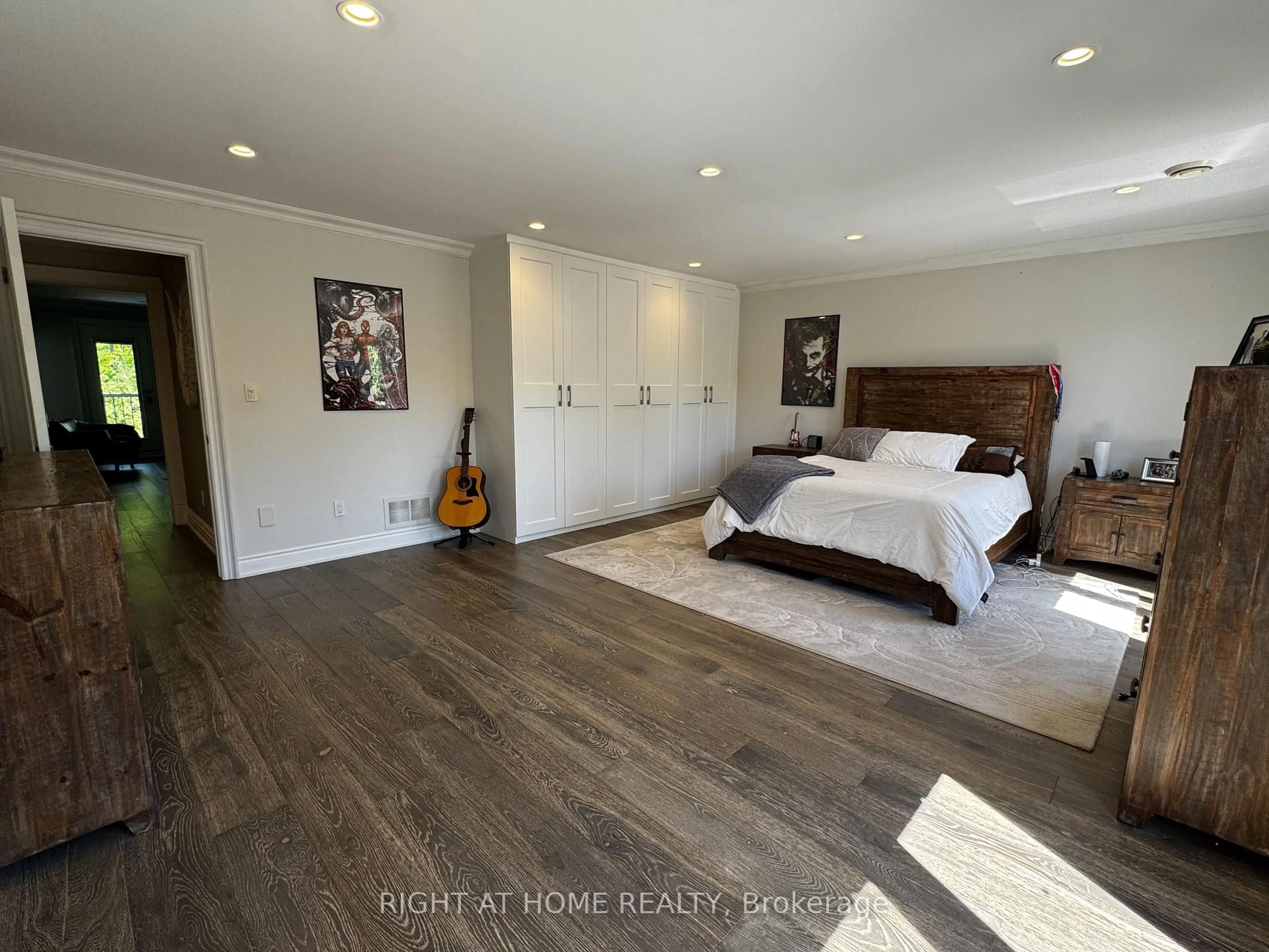 A pic of a room for 2134 Grenville Dr, Oakville Ontario L6H 3Y6
