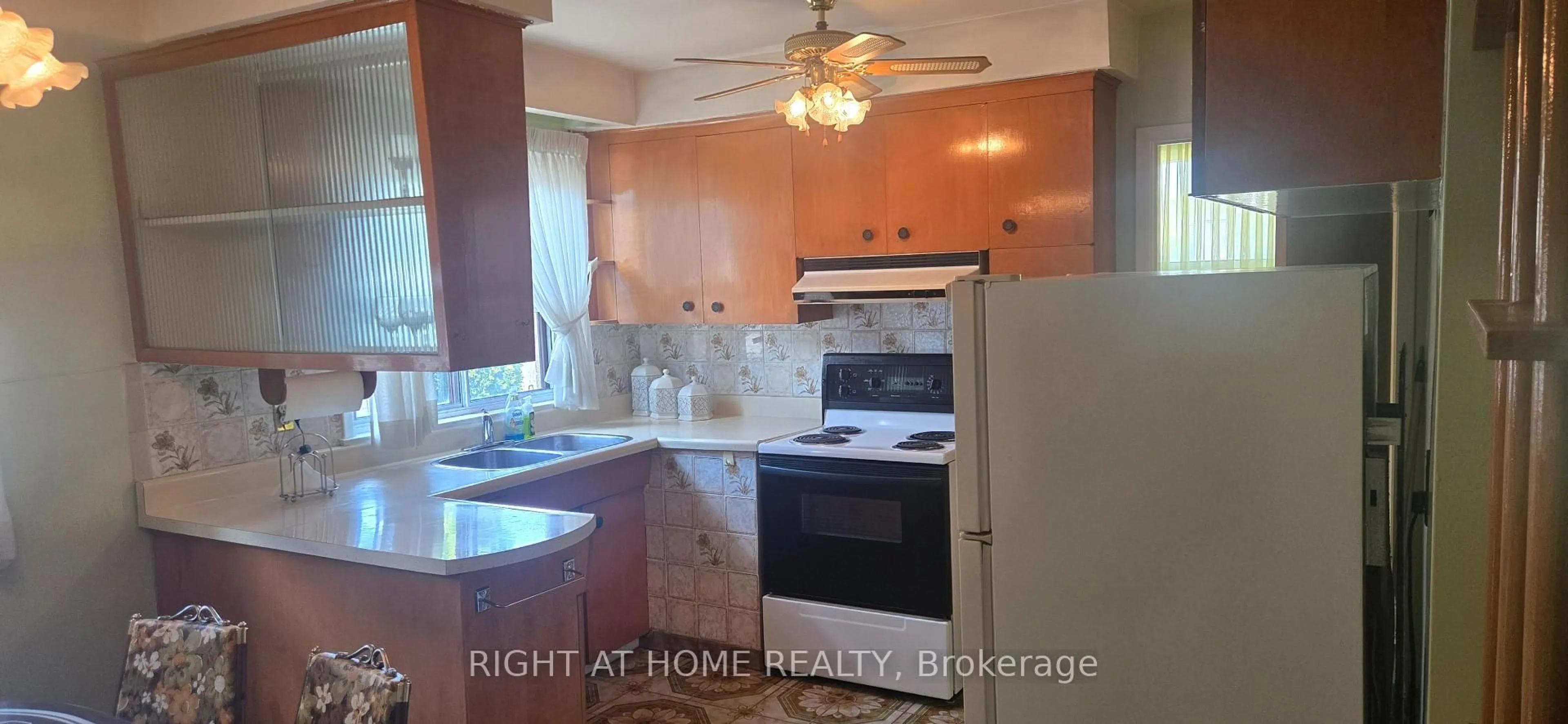 Standard kitchen, unknown for 7 Daystrom Dr, Toronto Ontario M9M 2A8