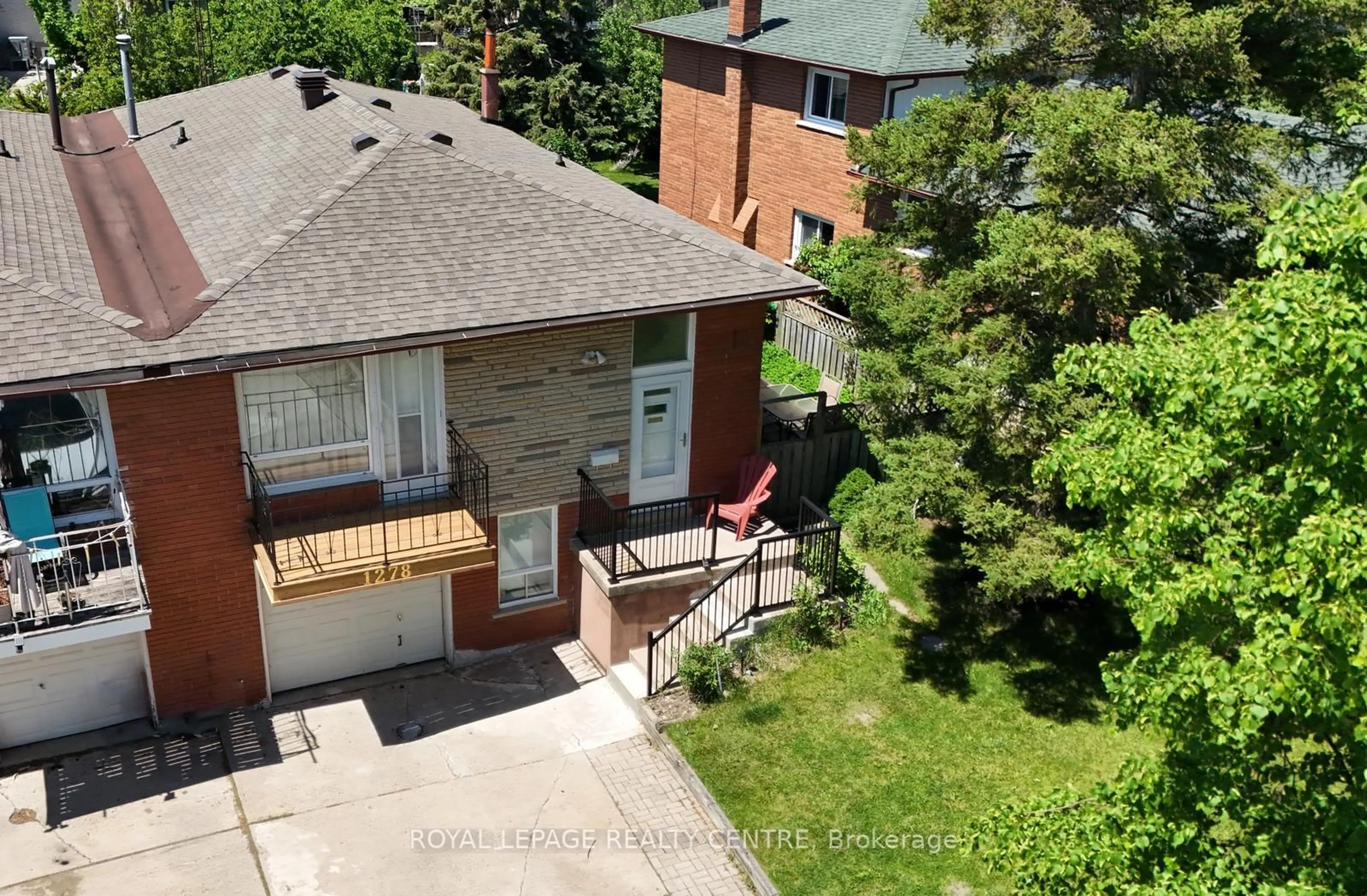A pic from outside/outdoor area/front of a property/back of a property/a pic from drone, street for 1278 Shamir Cres, Mississauga Ontario L5C 1L1