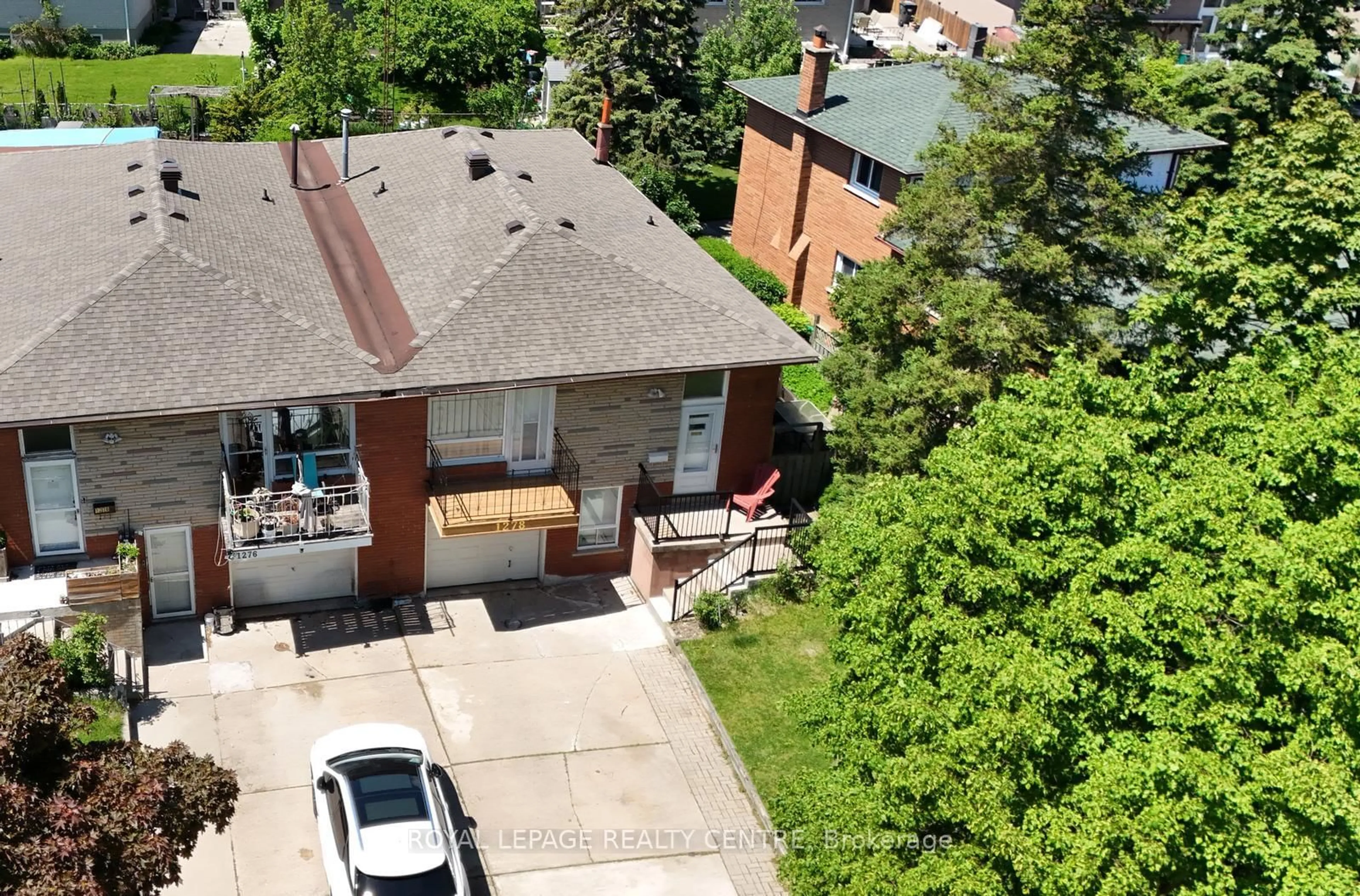 A pic from outside/outdoor area/front of a property/back of a property/a pic from drone, city buildings view from balcony for 1278 Shamir Cres, Mississauga Ontario L5C 1L1
