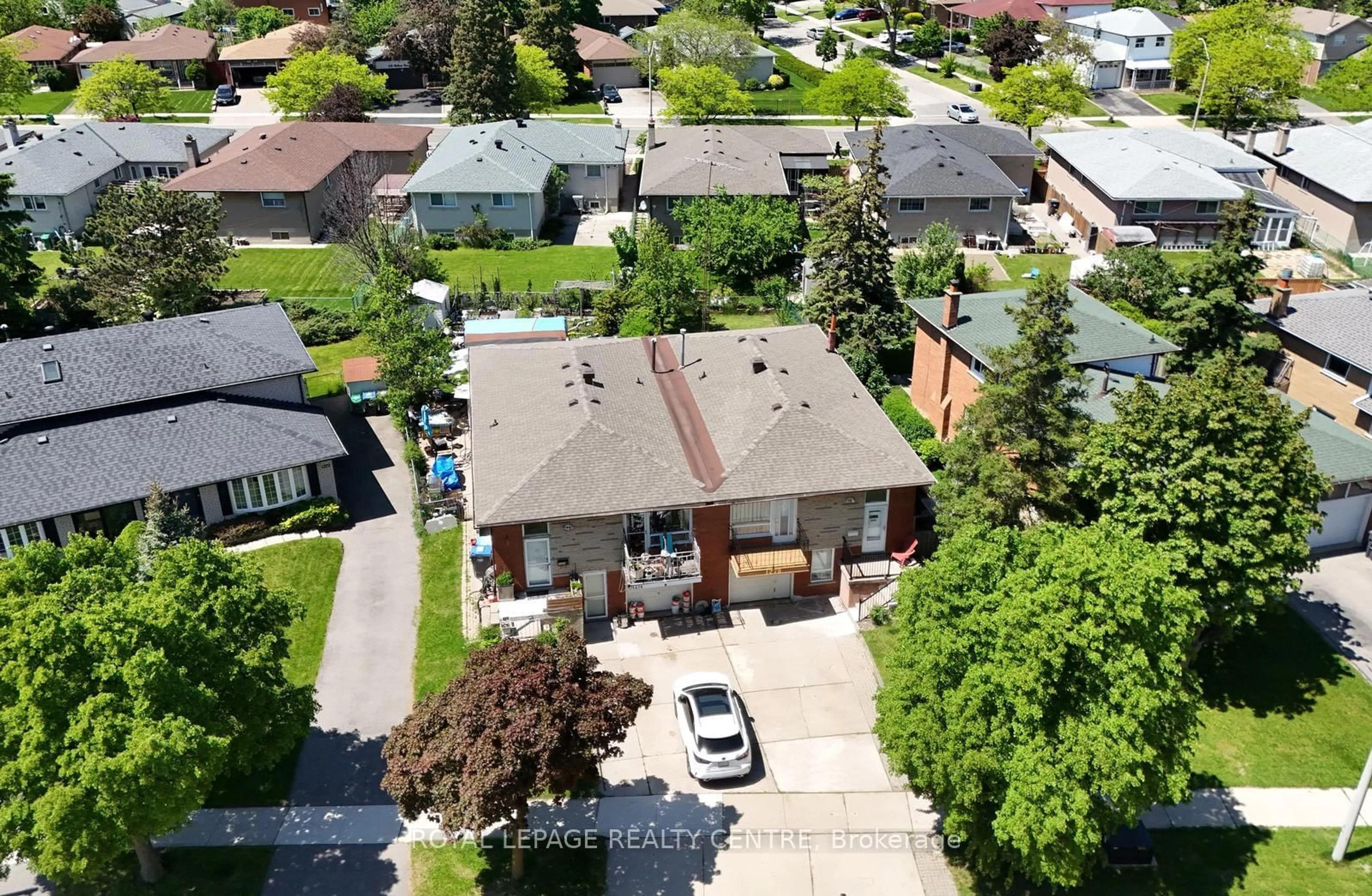 A pic from outside/outdoor area/front of a property/back of a property/a pic from drone, street for 1278 Shamir Cres, Mississauga Ontario L5C 1L1