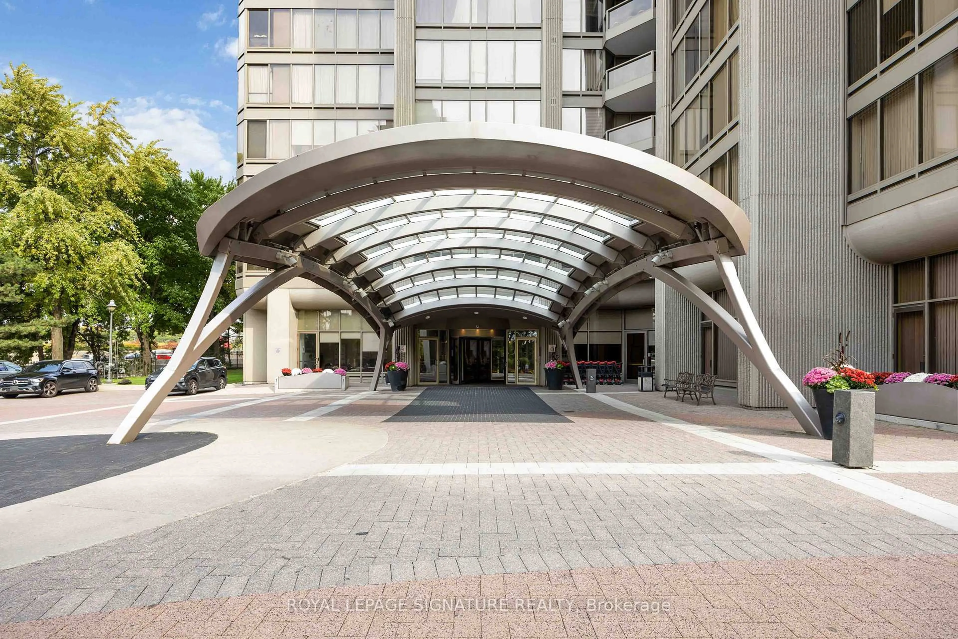 Indoor foyer for 2045 Lake Shore Blvd #2904, Toronto Ontario M8V 2Z6