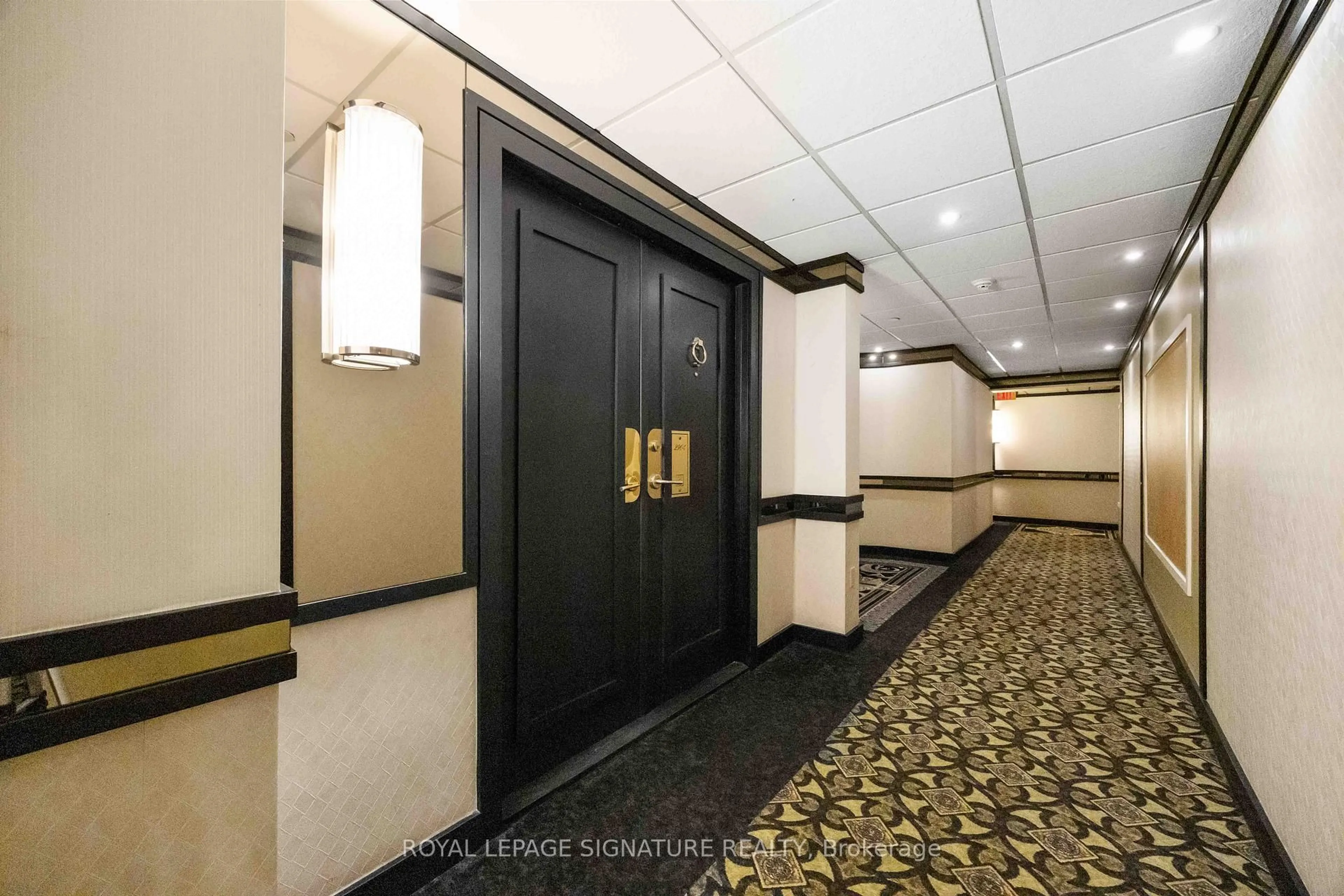 Indoor foyer for 2045 Lake Shore Blvd #2904, Toronto Ontario M8V 2Z6
