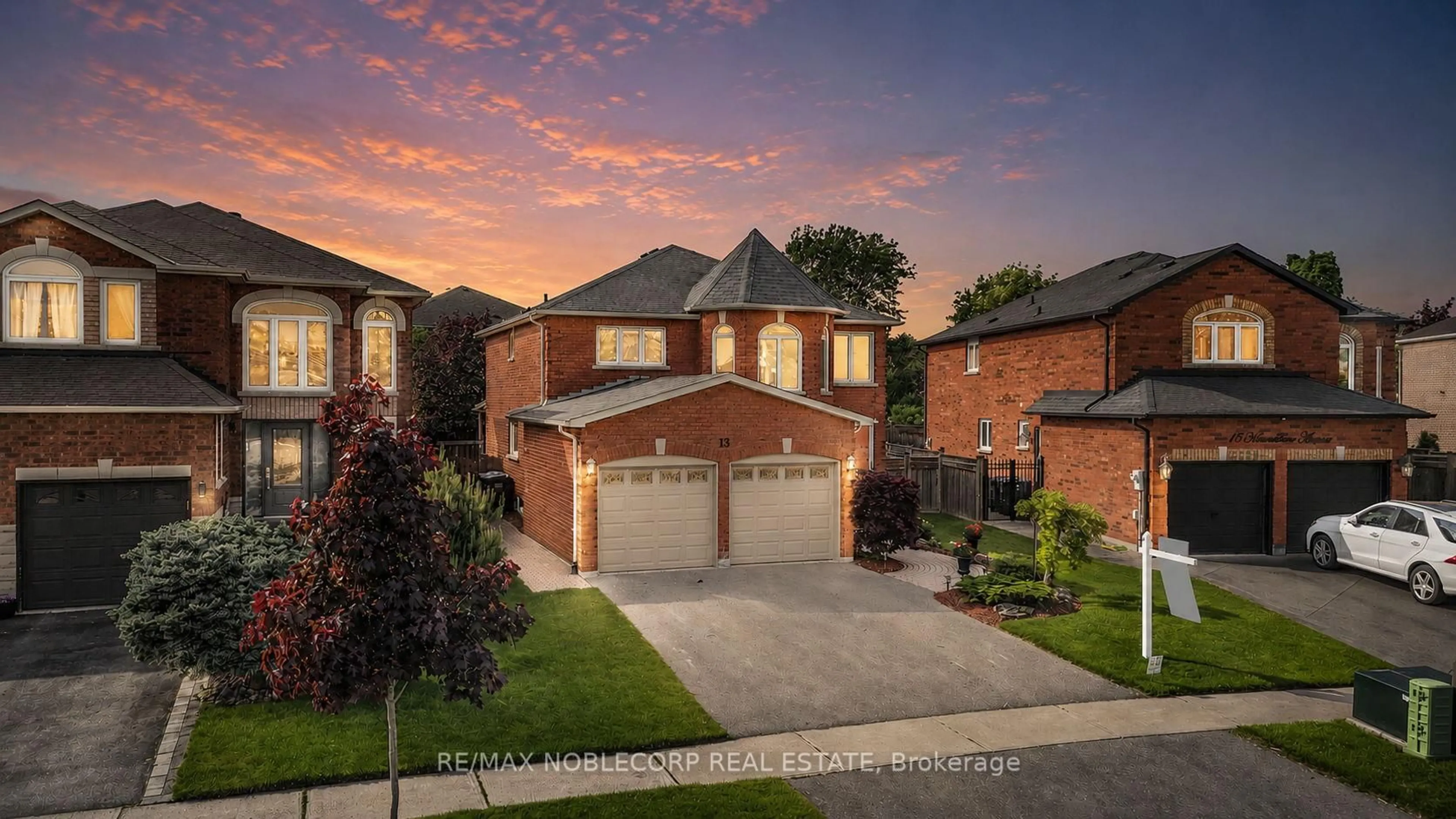 A pic from outside/outdoor area/front of a property/back of a property/a pic from drone, street for 13 Harvestview Ave, Caledon Ontario L7E 1T5