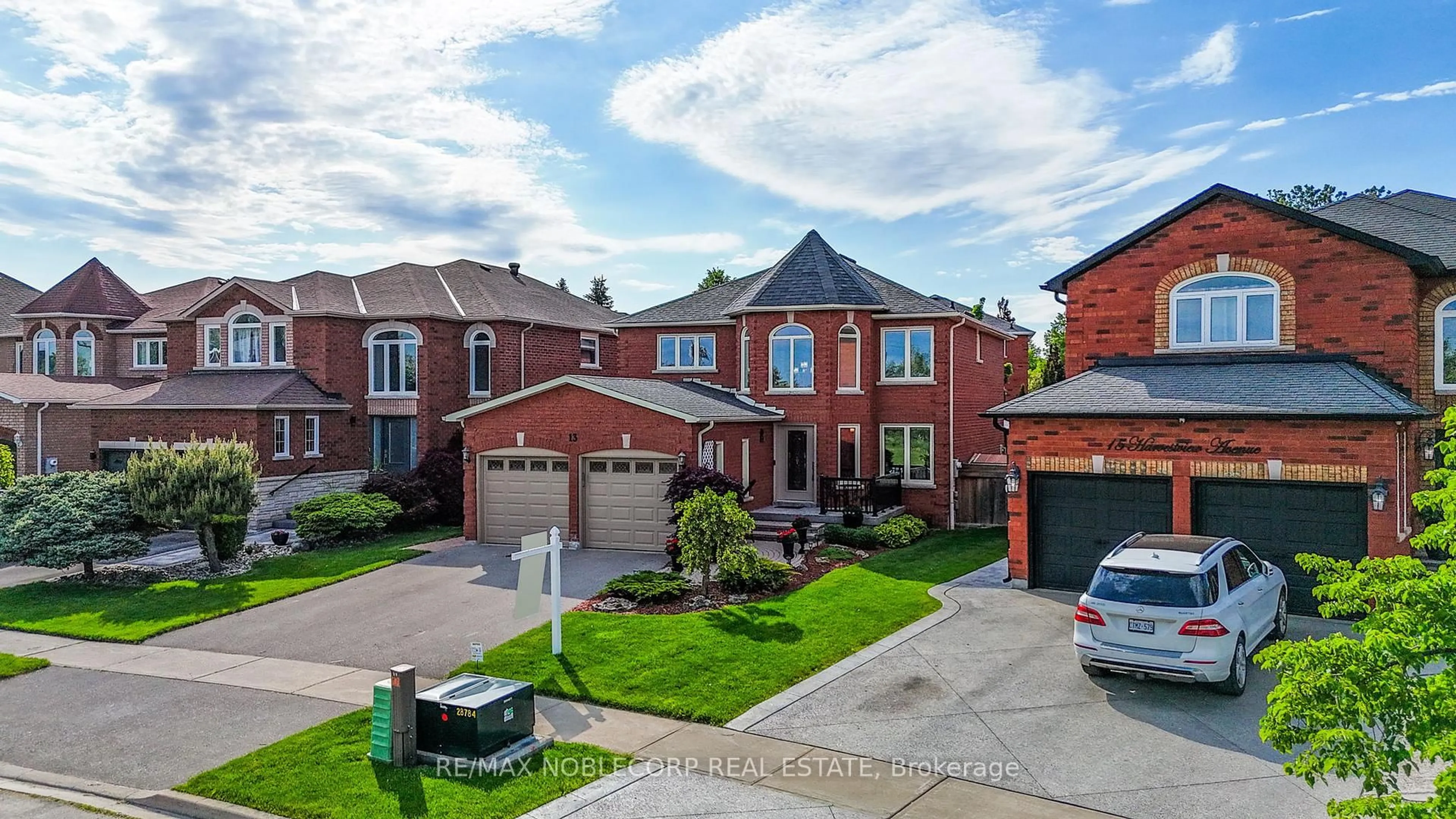 A pic from outside/outdoor area/front of a property/back of a property/a pic from drone, street for 13 Harvestview Ave, Caledon Ontario L7E 1T5