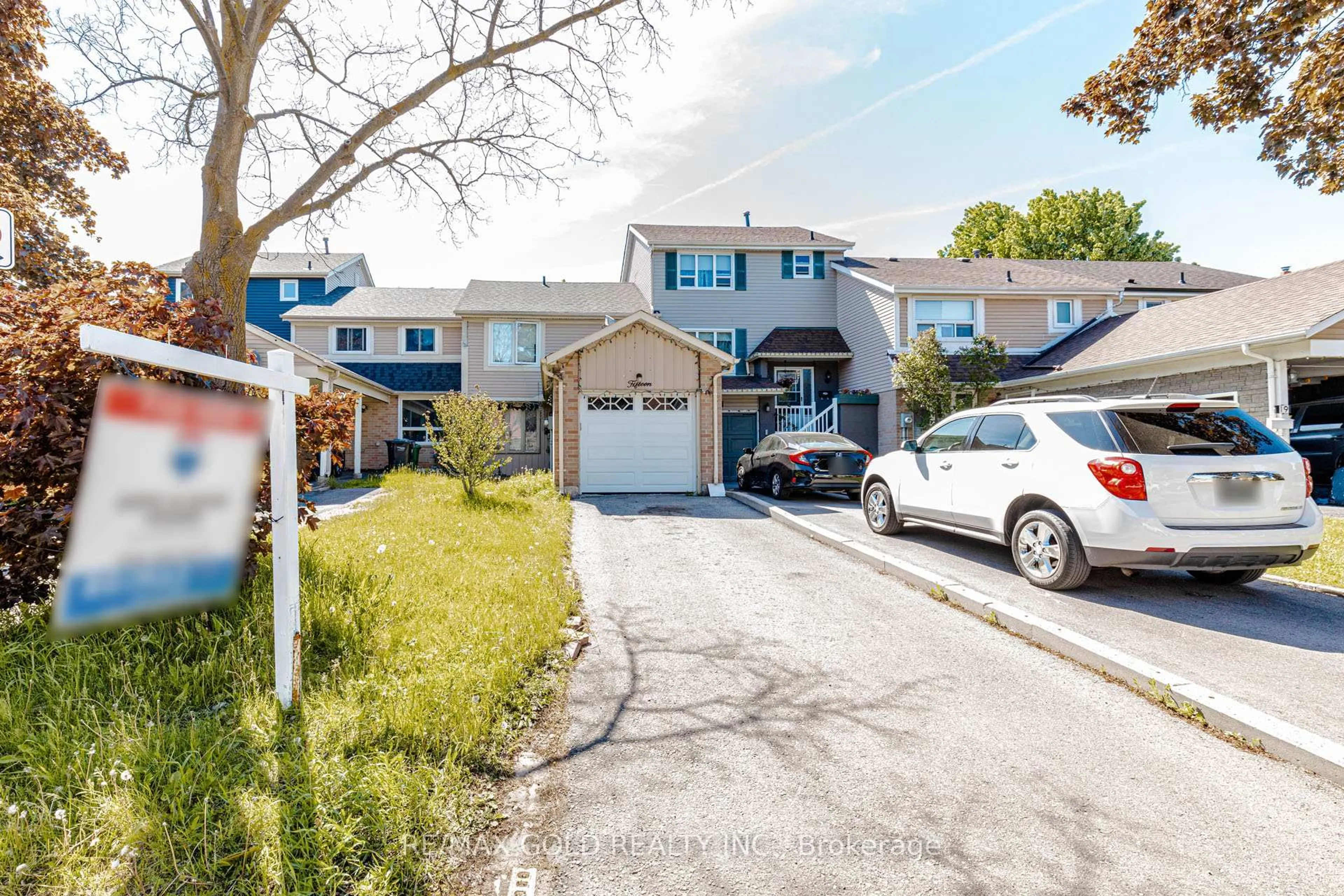 A pic from outside/outdoor area/front of a property/back of a property/a pic from drone, street for 15 Courtleigh Sq, Brampton Ontario L6Z 1J2