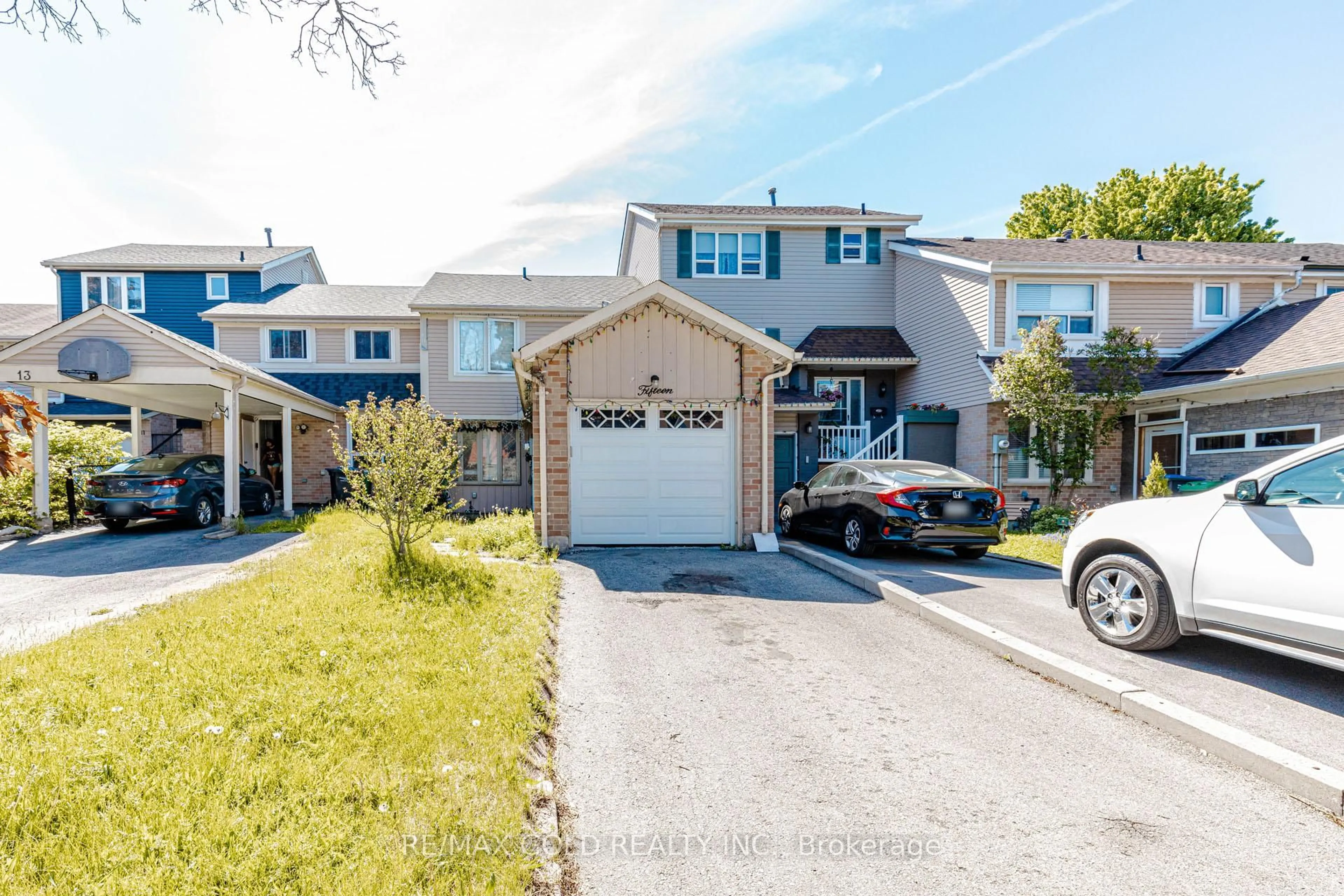 A pic from outside/outdoor area/front of a property/back of a property/a pic from drone, street for 15 Courtleigh Sq, Brampton Ontario L6Z 1J2