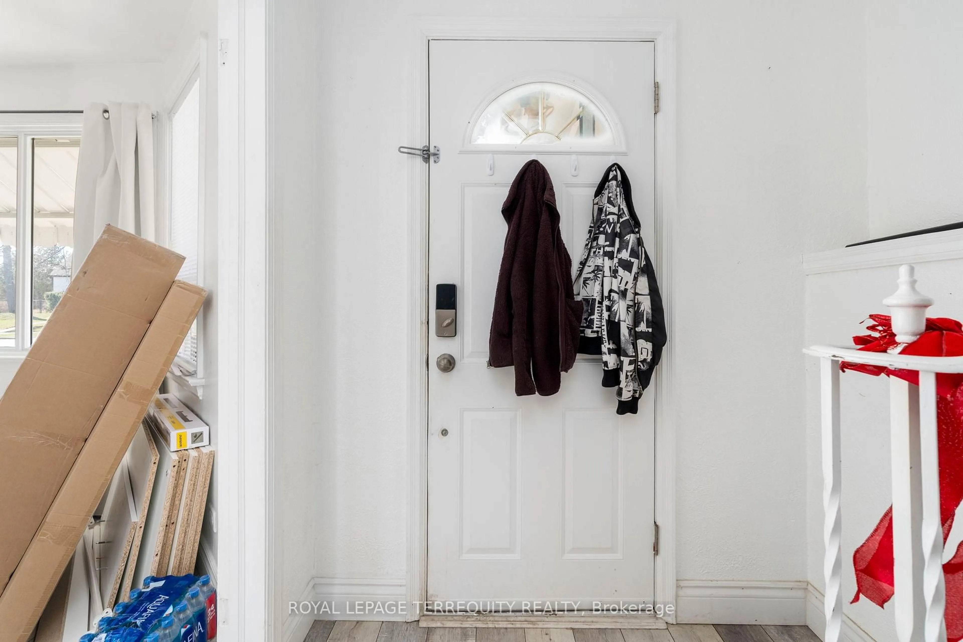 Indoor entryway for 64 Pelmo Cres, Toronto Ontario M9N 2X5