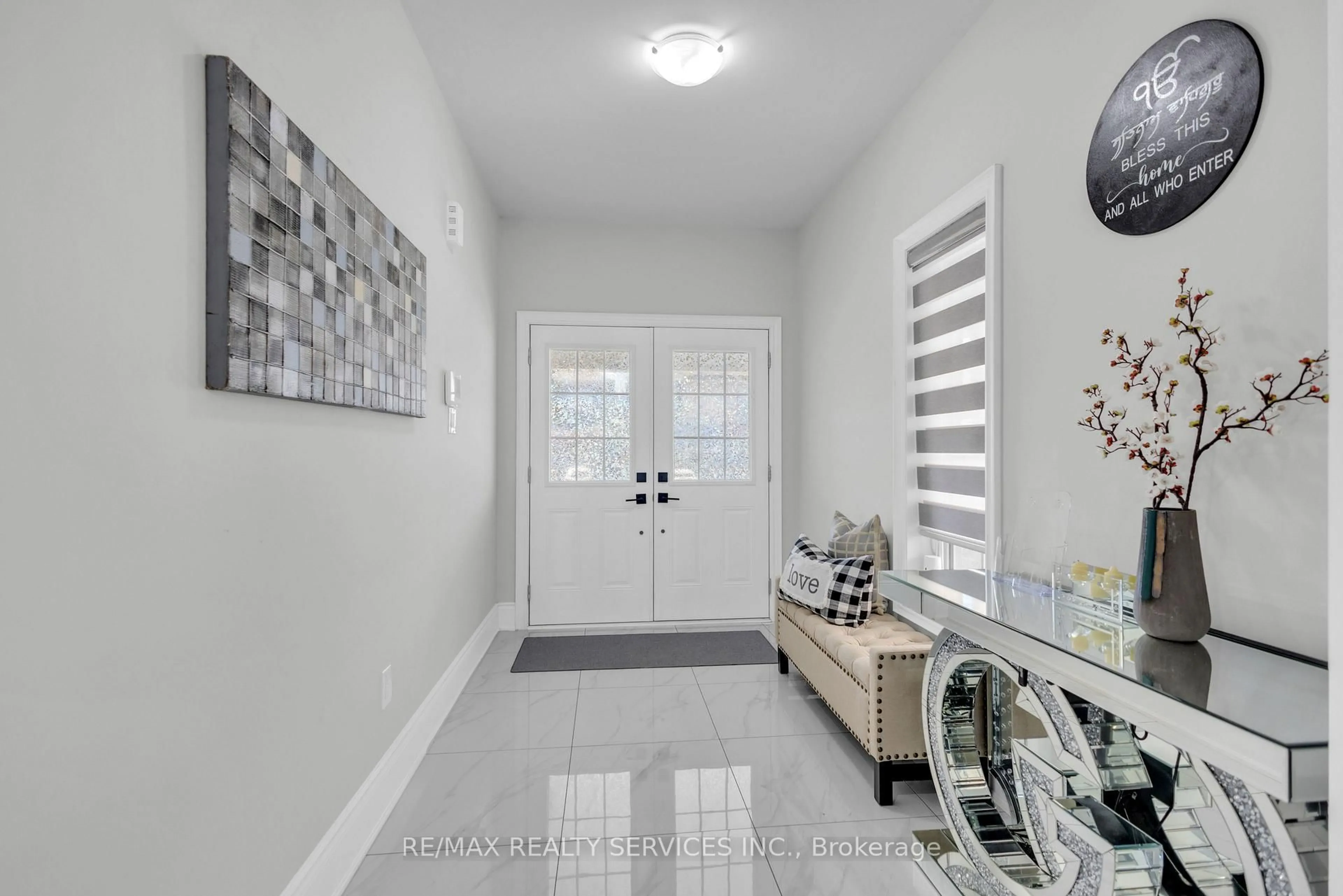 Indoor entryway for 40 Rosewell Cres, Halton Hills Ontario L7G 0N3
