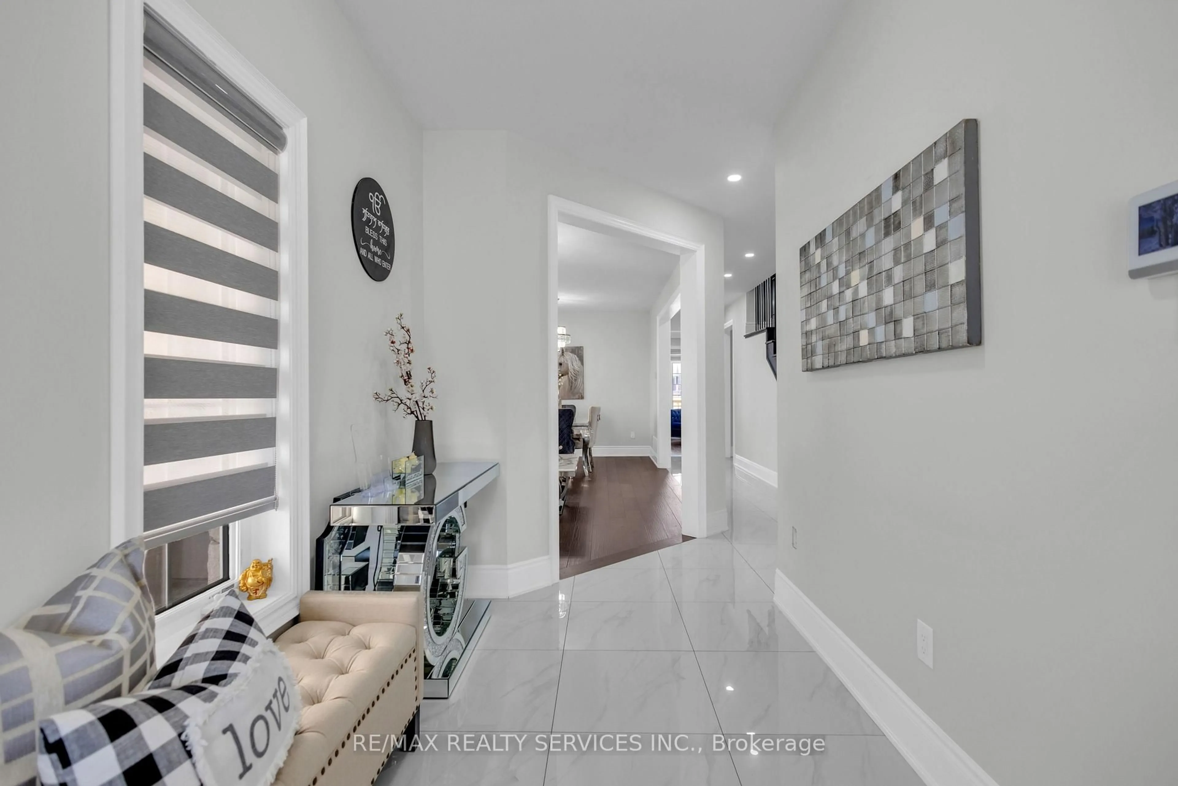 Indoor entryway for 40 Rosewell Cres, Halton Hills Ontario L7G 0N3
