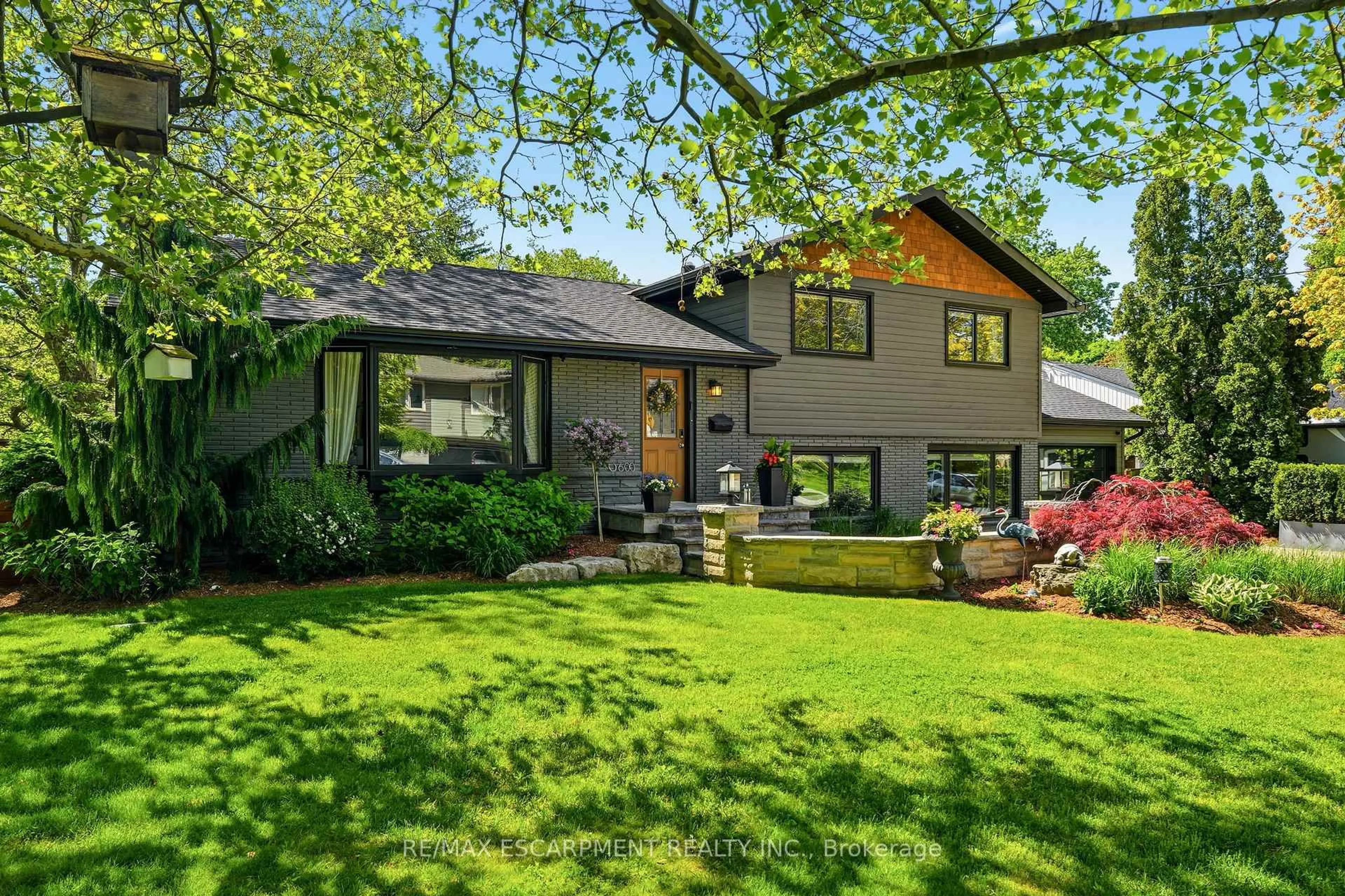 Home with vinyl exterior material, street for 600 Deborah Cres, Burlington Ontario L7T 2N1