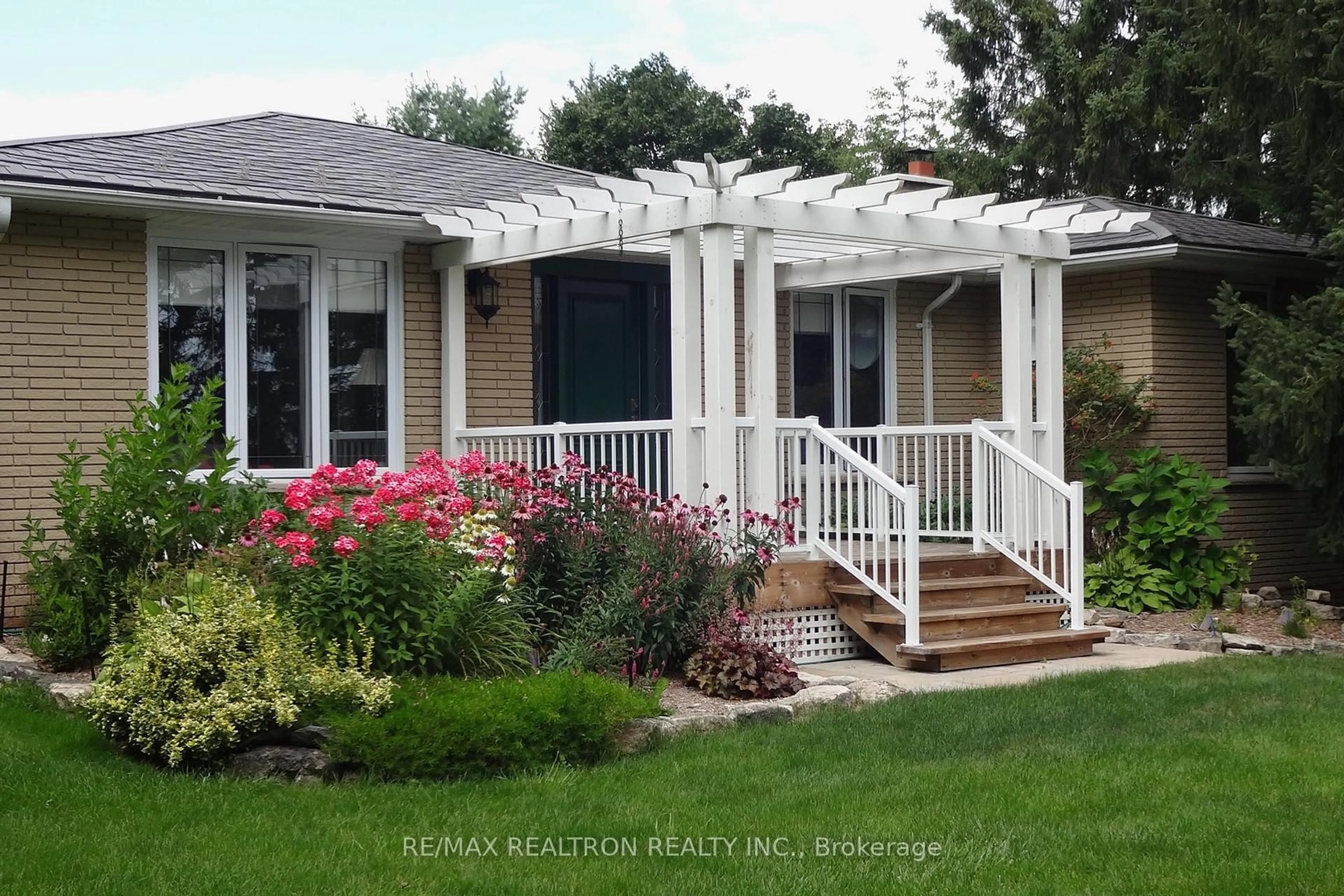 Home with vinyl exterior material, street for 26 Kennedy Rd, Caledon Ontario L7C 2A7