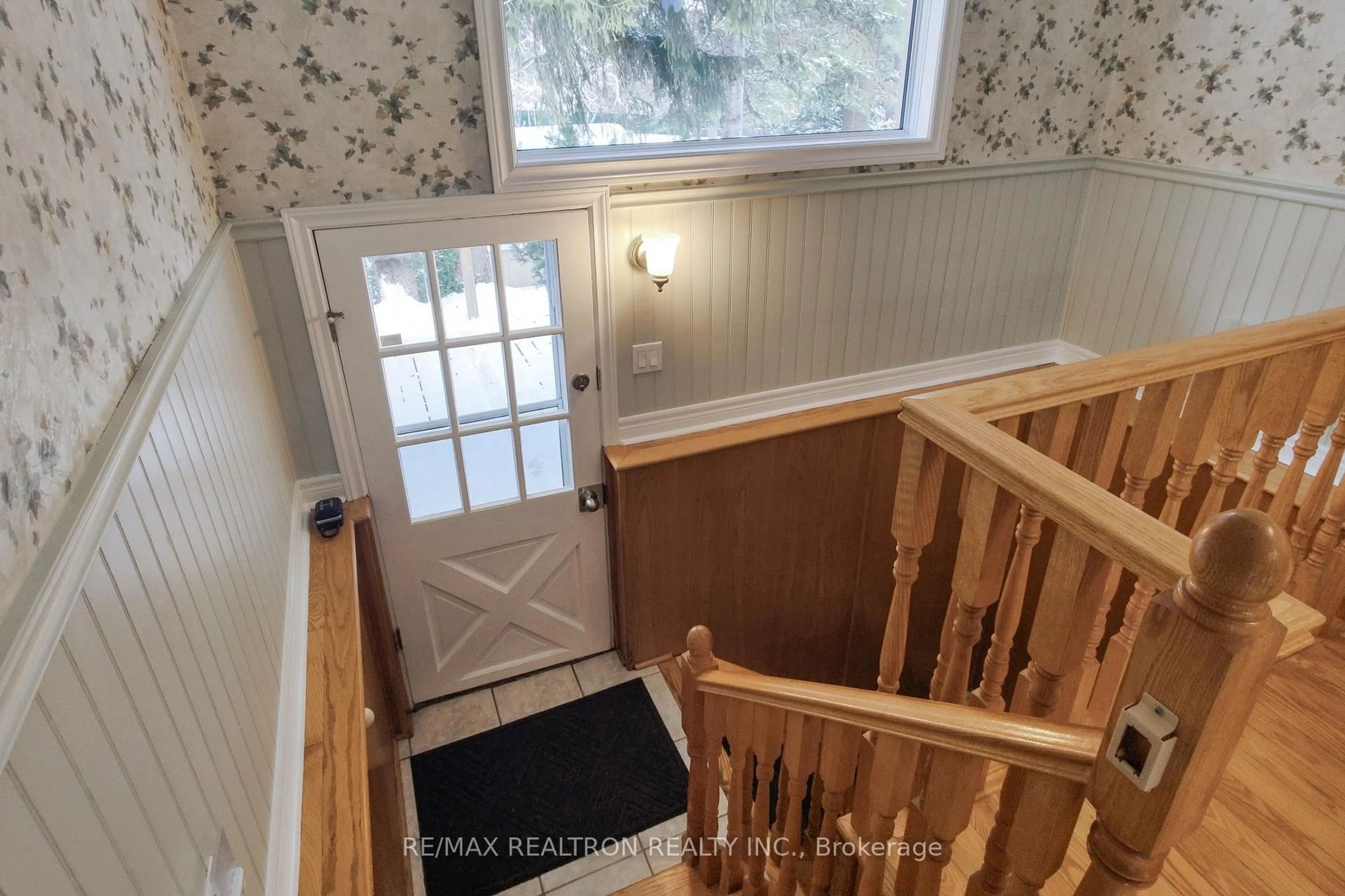 Stairs for 26 Kennedy Rd, Caledon Ontario L7C 2A7