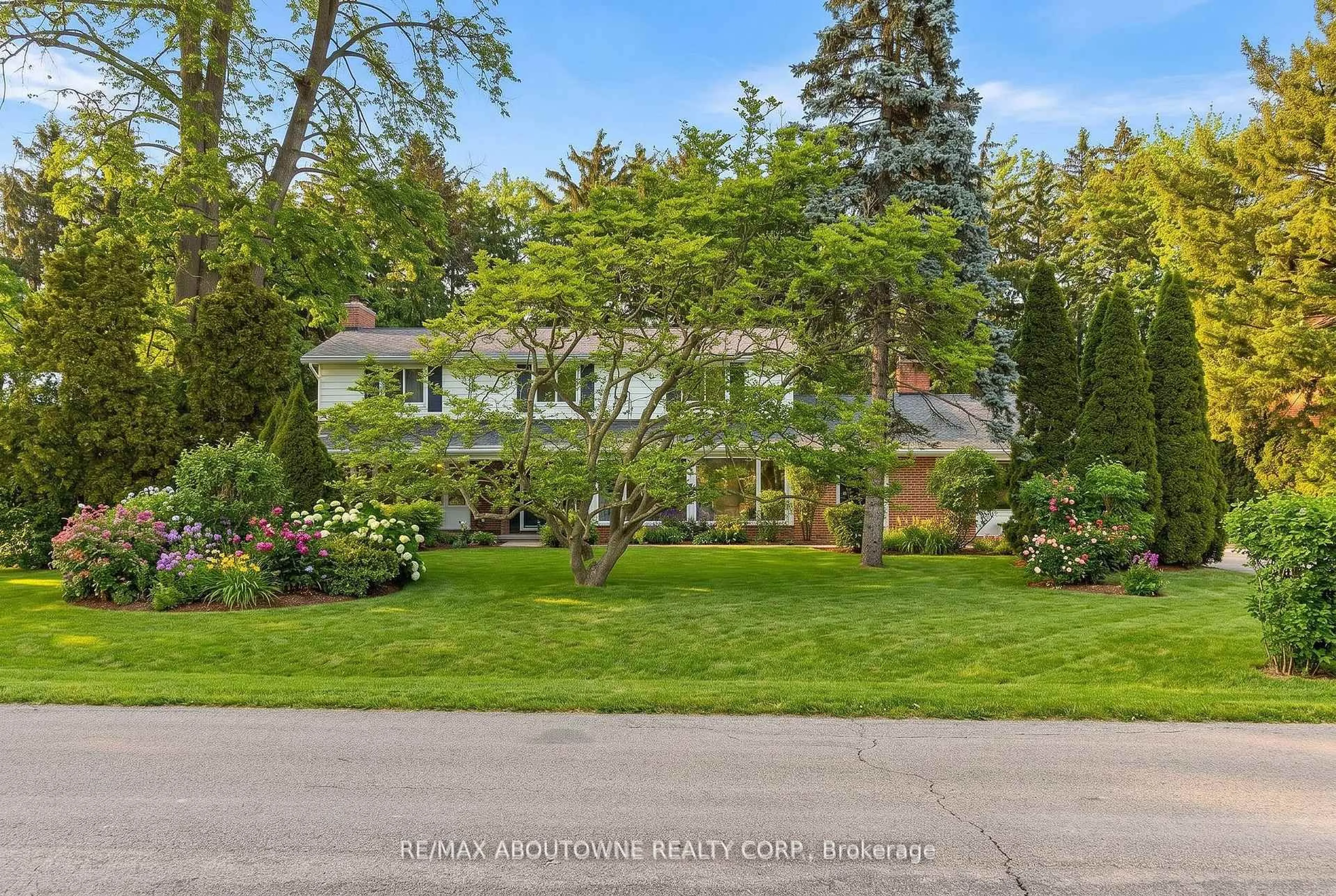 A pic from outside/outdoor area/front of a property/back of a property/a pic from drone, street for 145 Wolfdale Ave, Oakville Ontario L6L 4R9