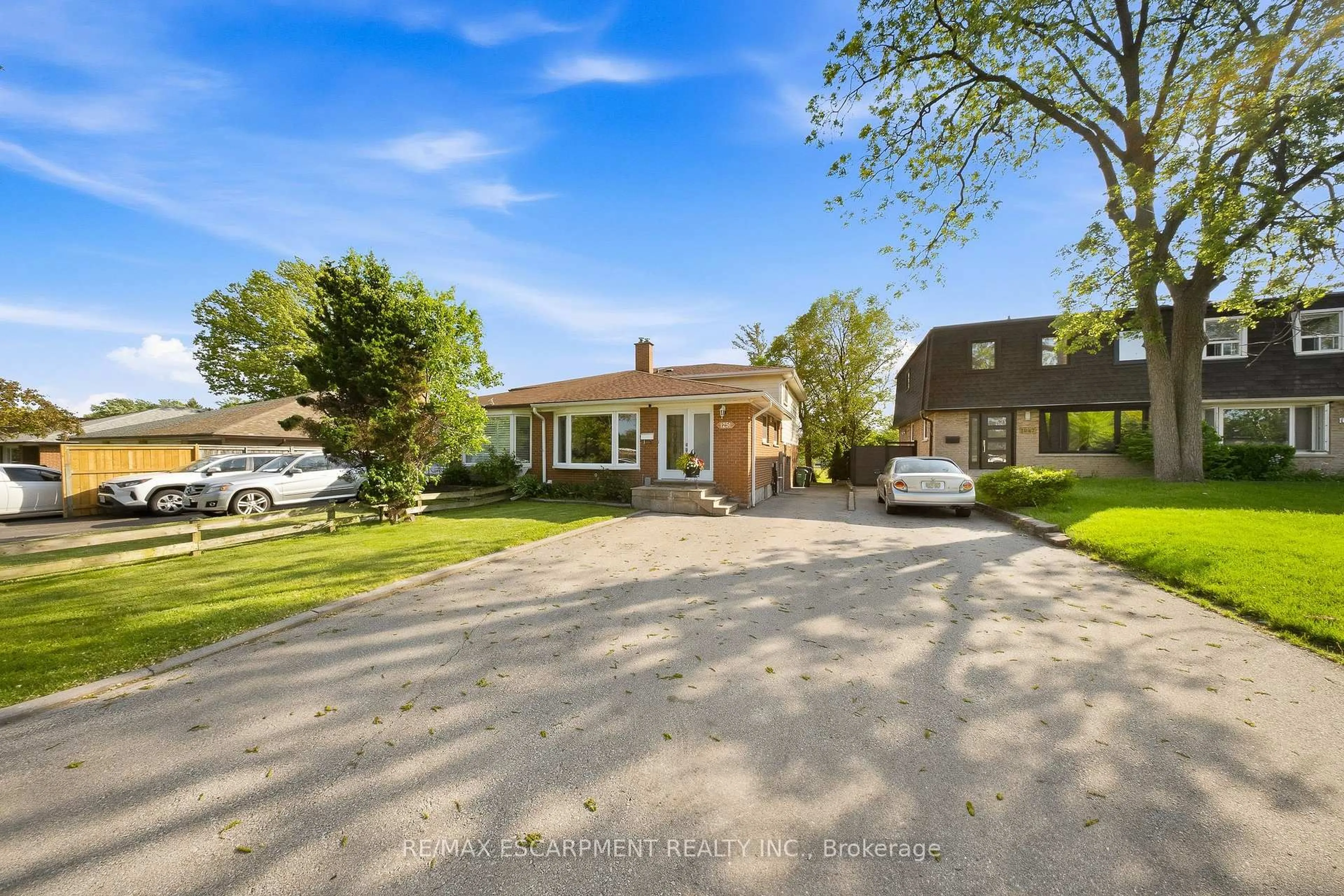 A pic from outside/outdoor area/front of a property/back of a property/a pic from drone, street for 1251 Fairdale Dr, Mississauga Ontario L5C 1K3