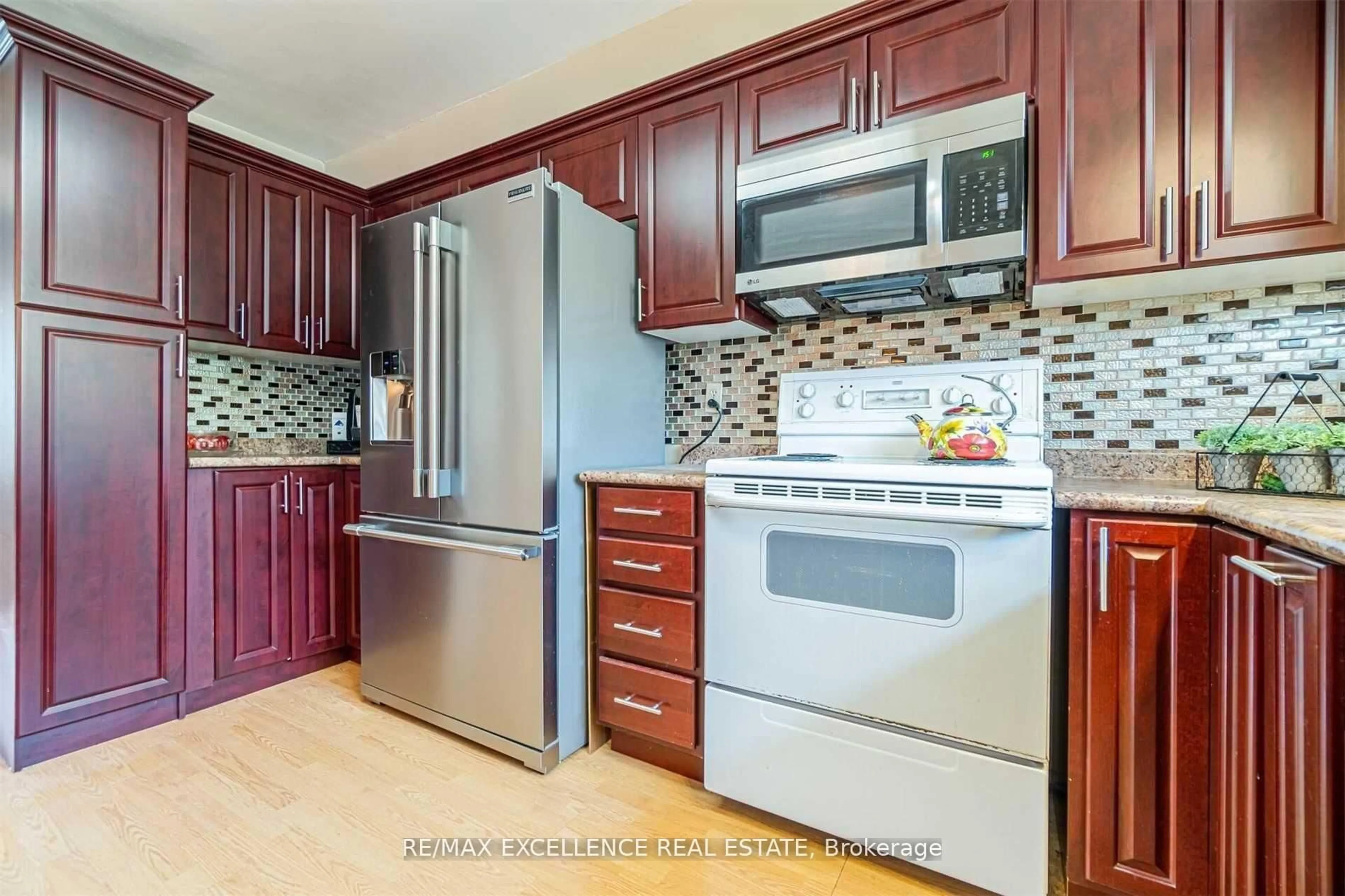 Standard kitchen, ceramic/tile floor for 148 Ashton Cres, Brampton Ontario L6S 3J9