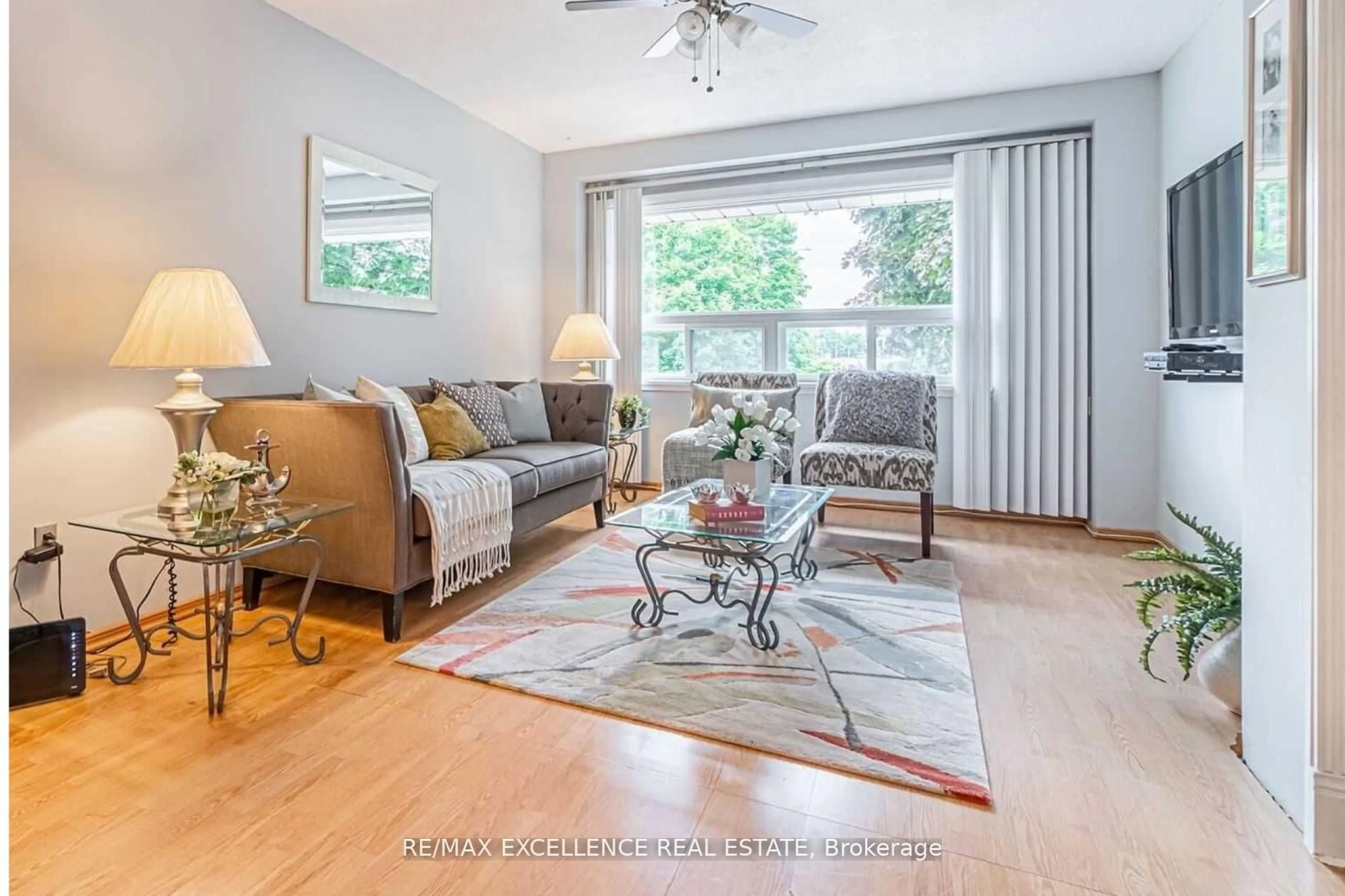 Living room with furniture, wood/laminate floor for 148 Ashton Cres, Brampton Ontario L6S 3J9