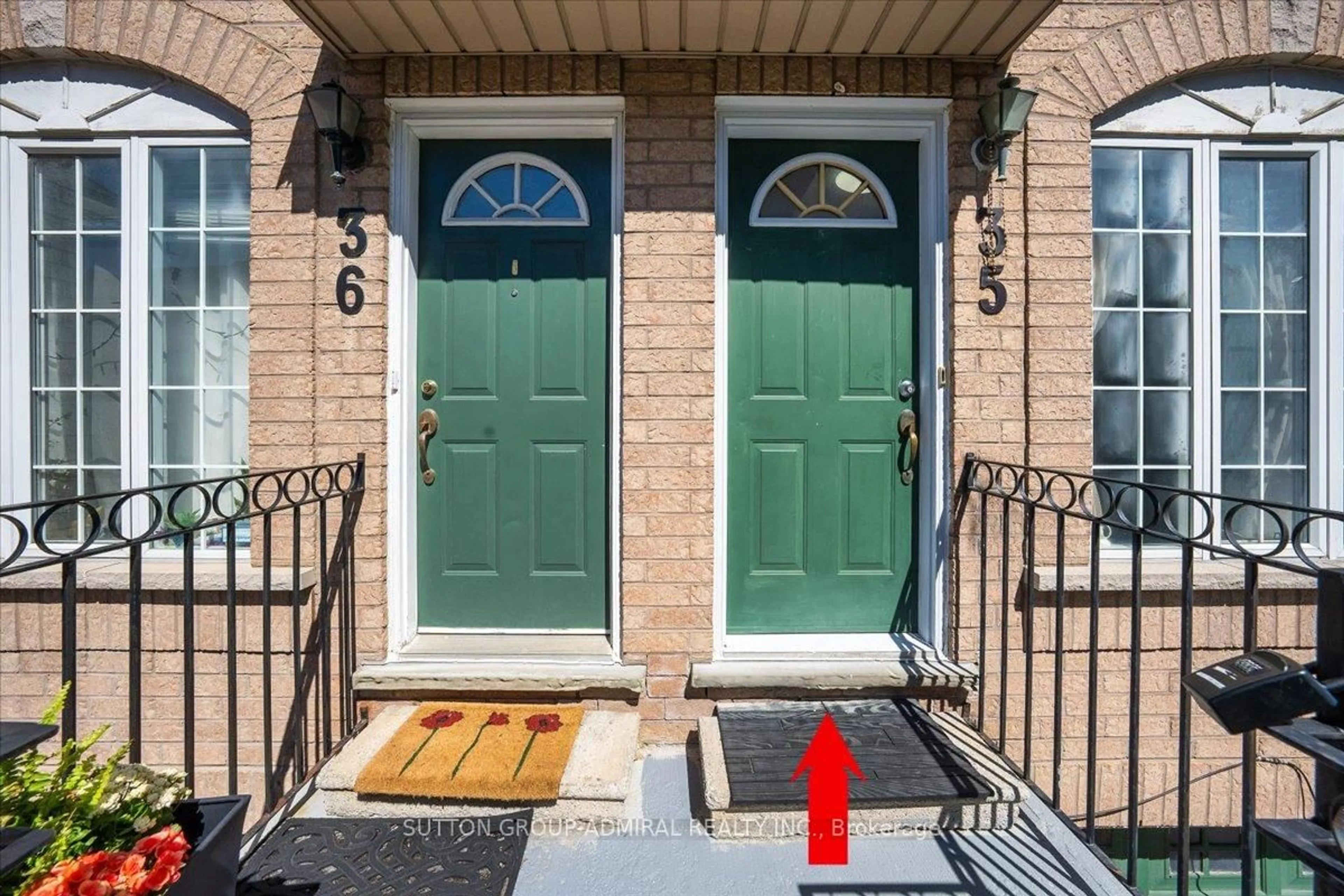 Indoor entryway for 75 Strathaven Dr #35, Mississauga Ontario L5R 3W1