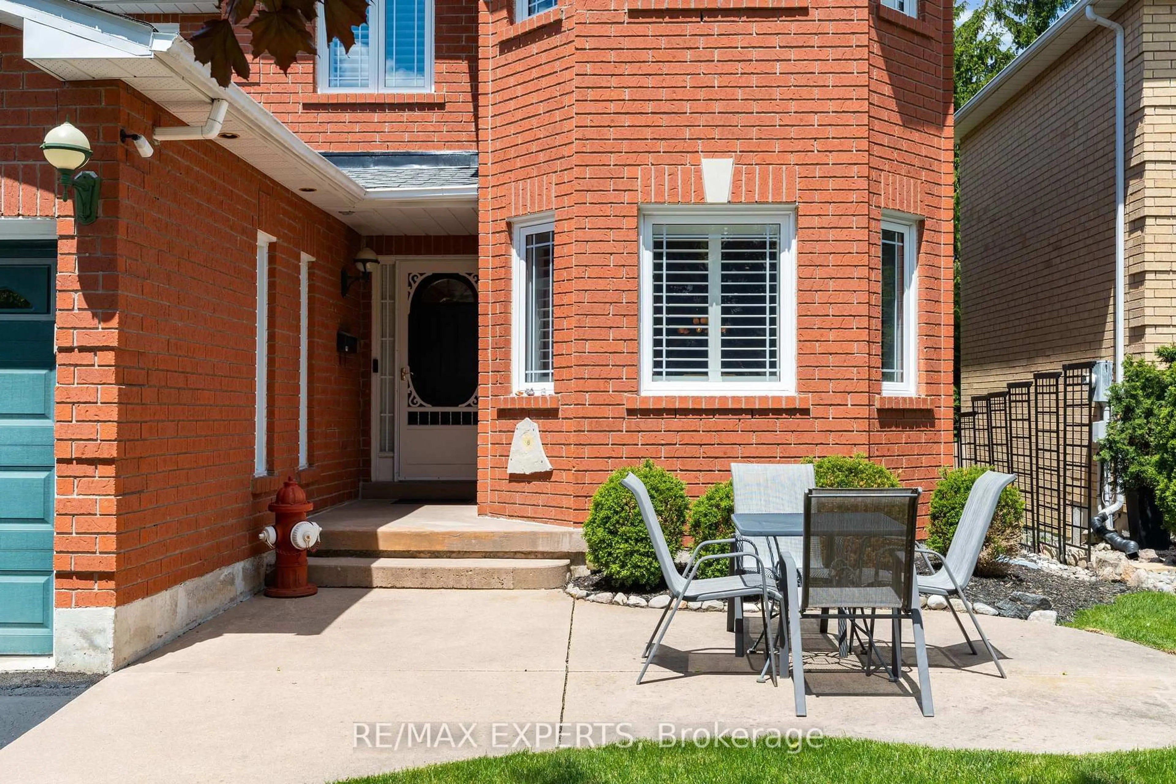 Patio, street for 45 Sunkist Valley Rd, Caledon Ontario L7E 1T1