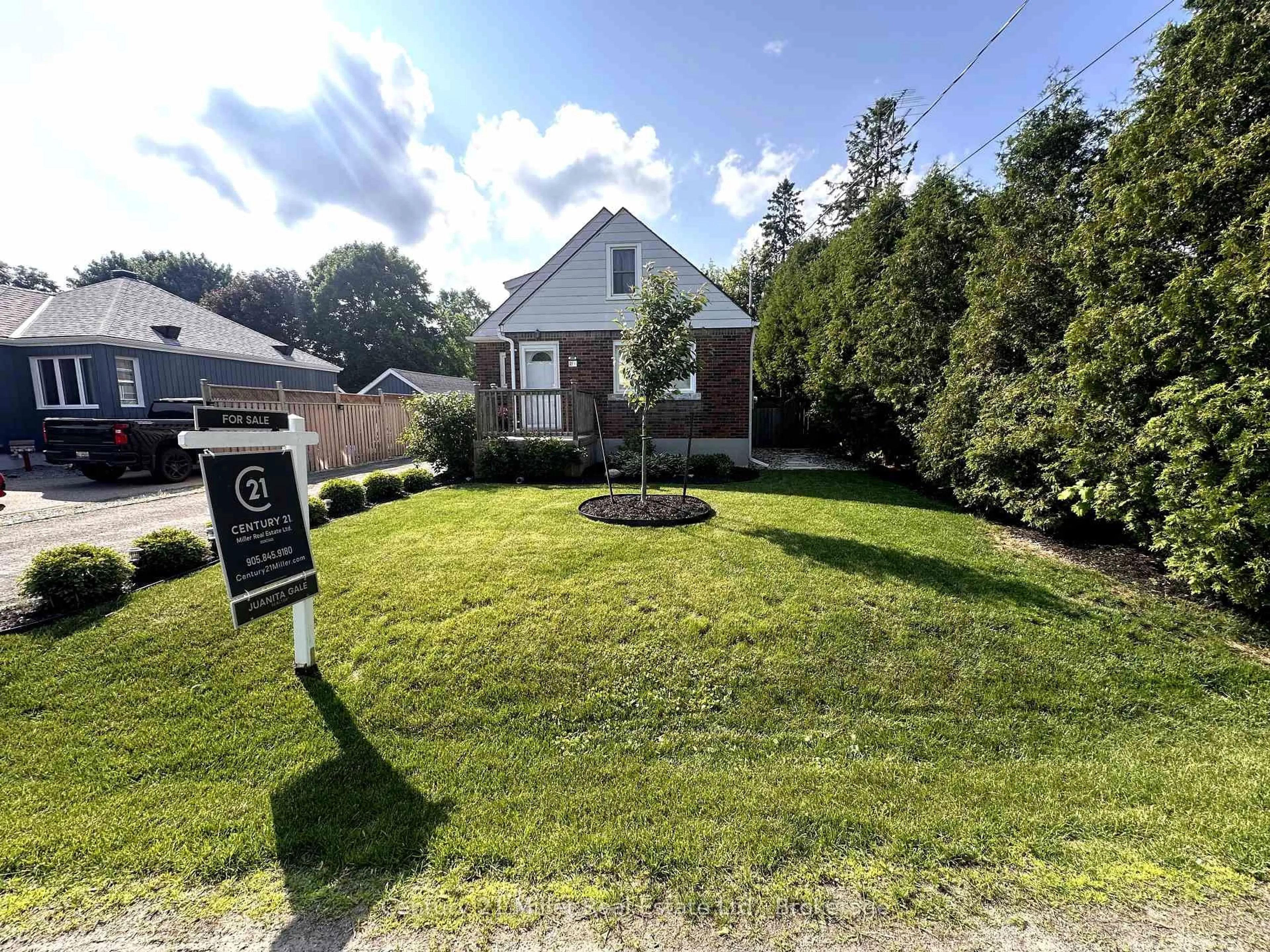 A pic from outside/outdoor area/front of a property/back of a property/a pic from drone, street for 281 Peel St, Halton Hills Ontario L7J 1M7