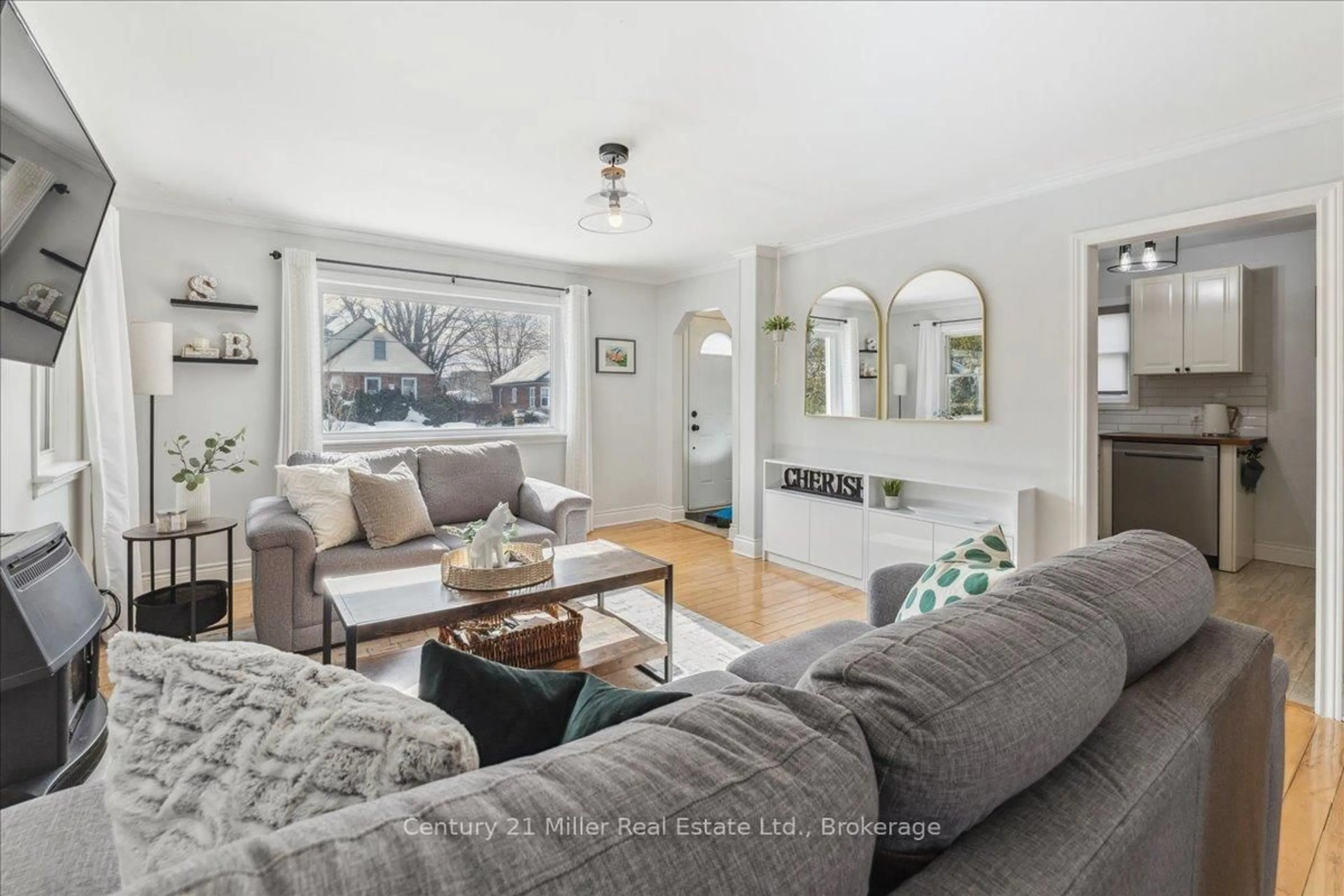Living room with furniture, unknown for 281 Peel St, Halton Hills Ontario L7J 1M7